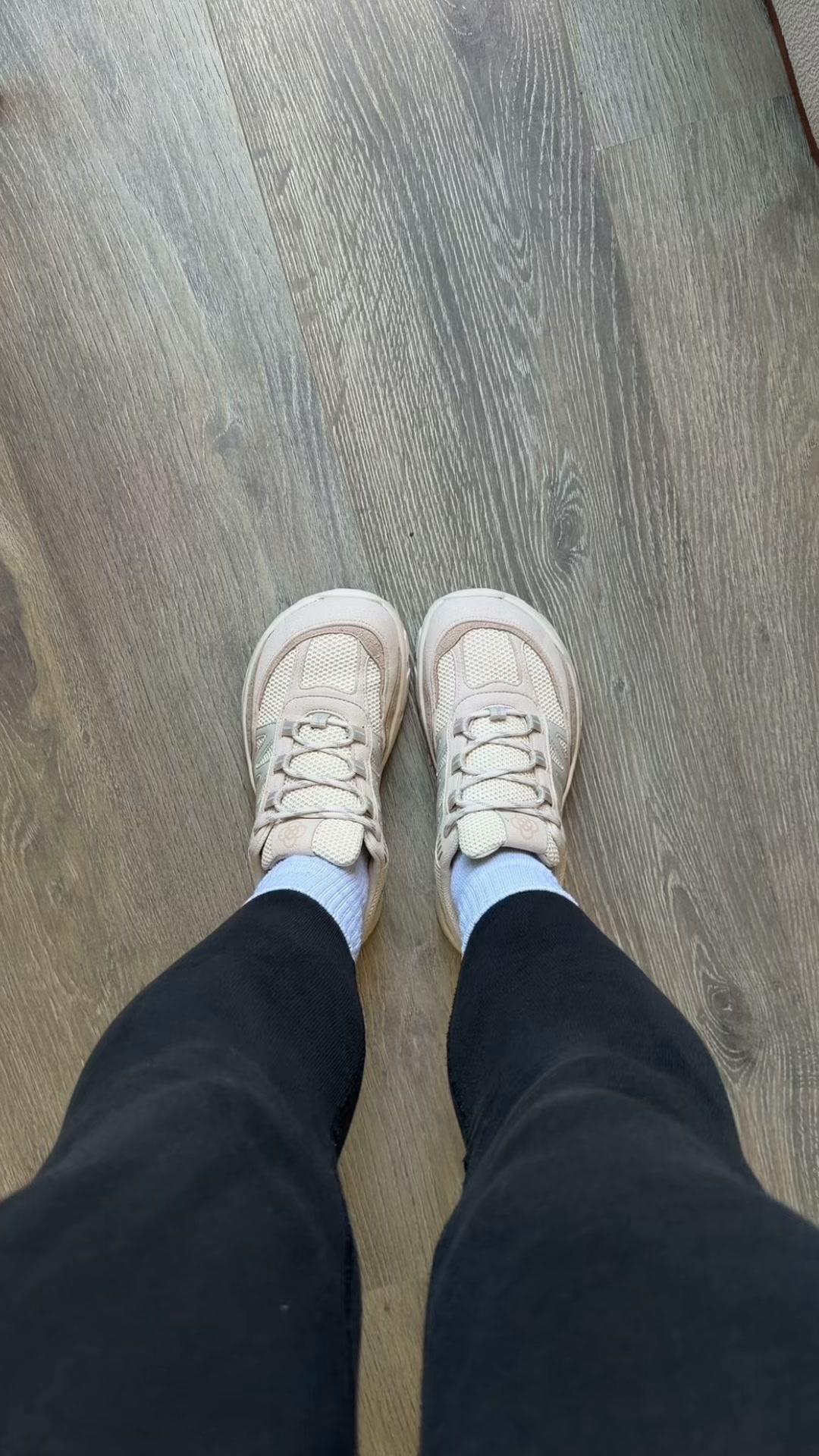 Clotsy Brand Facebook ad: Las zapatillas que harán más fácil tus días