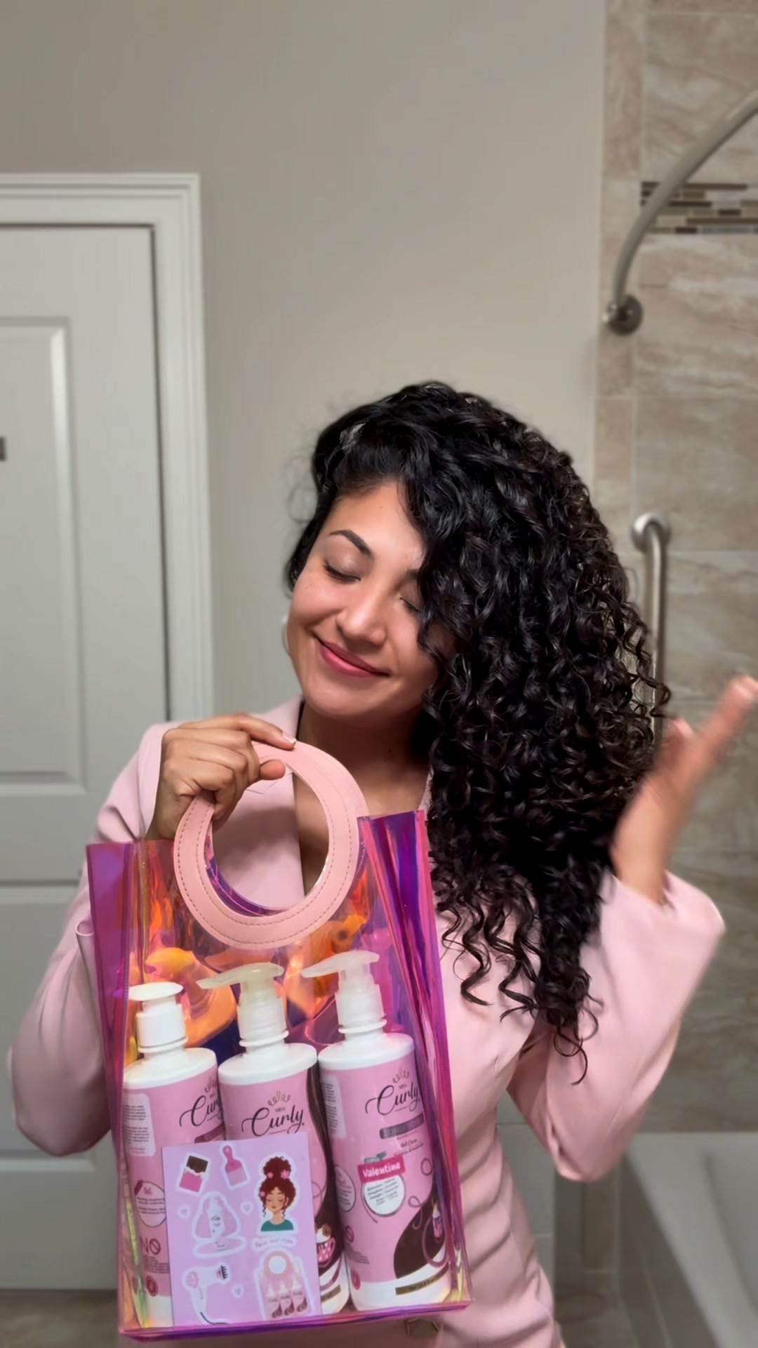 Miss Curly Latam Facebook ad: Chatea con nosotros