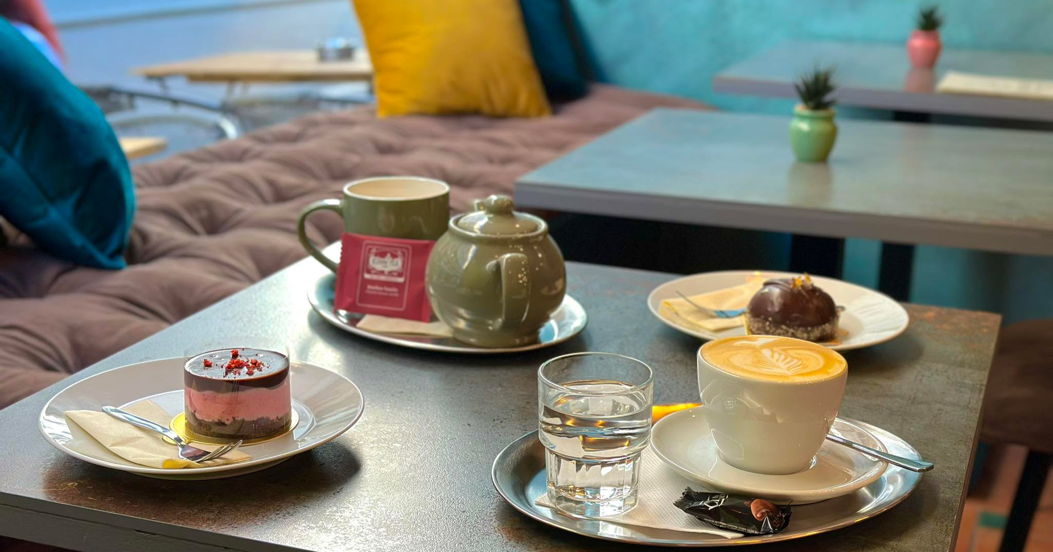 Vážkafé Facebook ad: Kavárna & Bar - Běhounská 15, Brno.