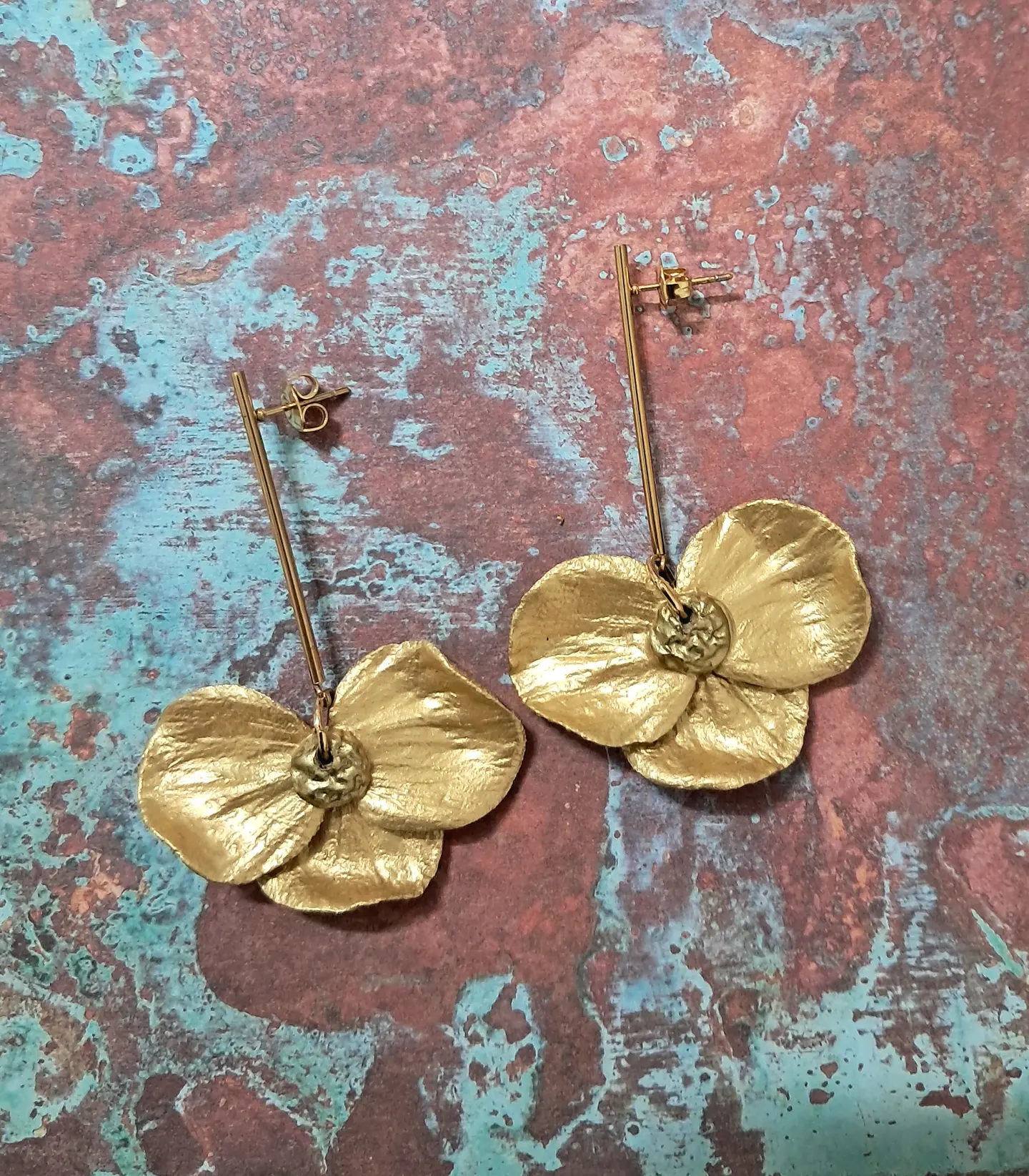 Belén Pineda - Pendientes artesanales Facebook ad: Hechos artesanalmente pétalo a pétalo