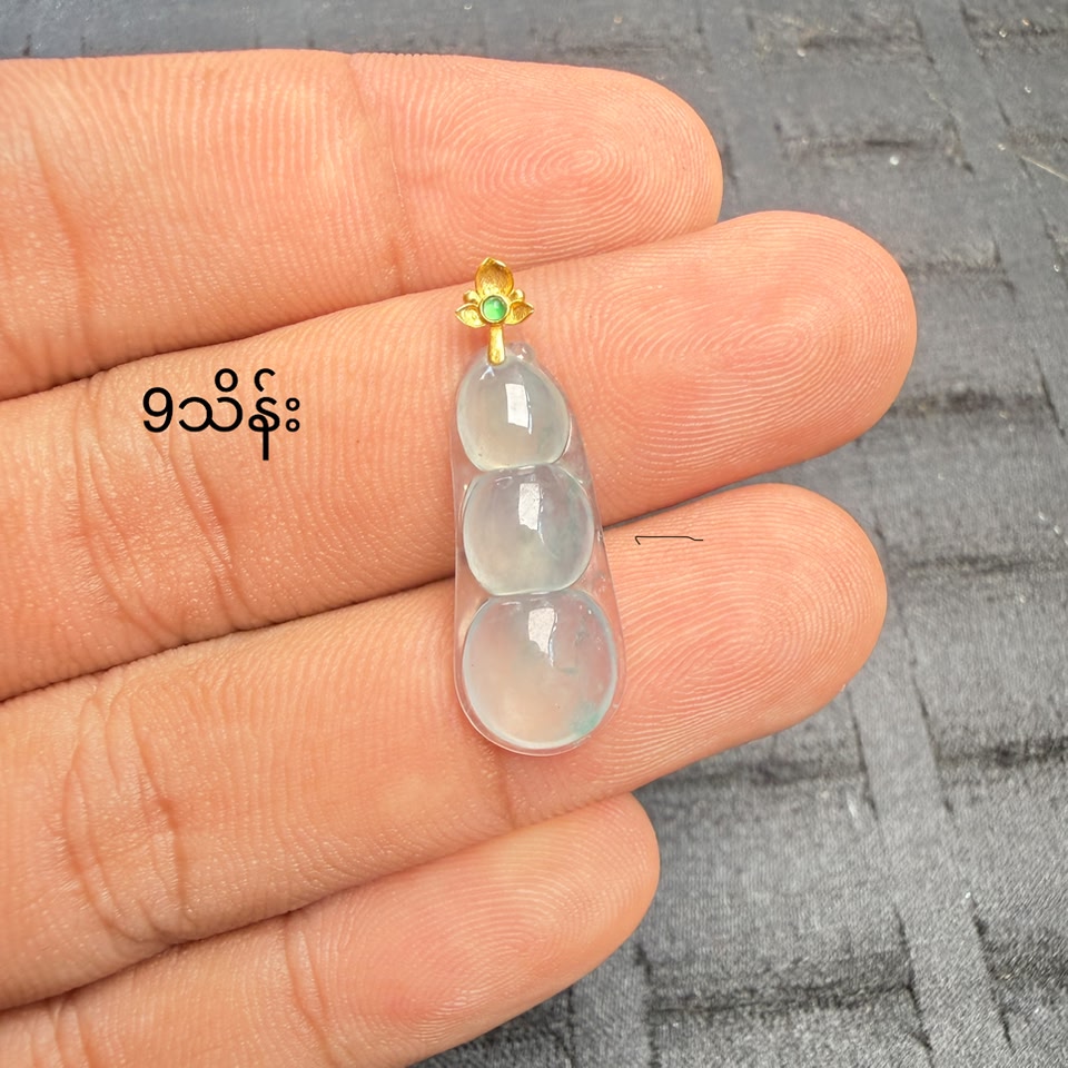 Ye Zar Ni Jade & Jewelry Facebook ad: သဘာဝကျောက်စိမ်း 18k အထည် ရေခဲသားပဲသီးဆွဲသီး / သစ်ရွက်ဆွဲသီး