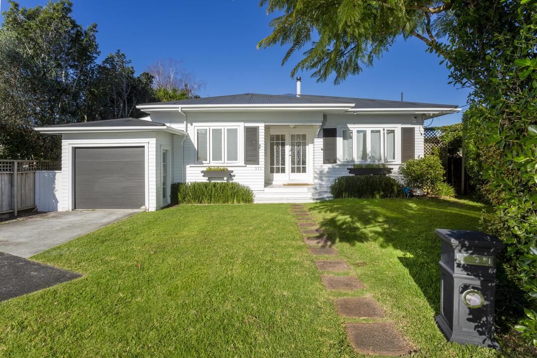 Bayleys East Coast Bays Facebook ad: 313 Royal Road, Massey