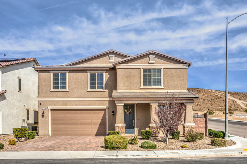 Tiffany Hollembaek, Realtor Facebook ad: 9956 West Cougar Avenue, Las Vegas, NV 89178 | Neon Sun…
