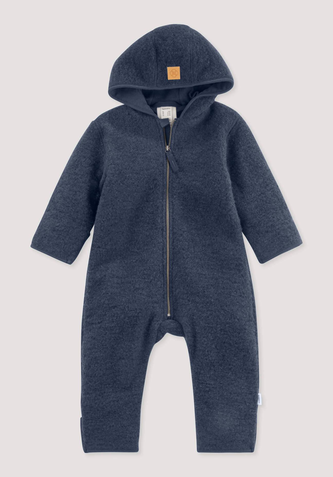 hessnatur Facebook ad: Wärmende Designs vom Overall bis zur Hose.