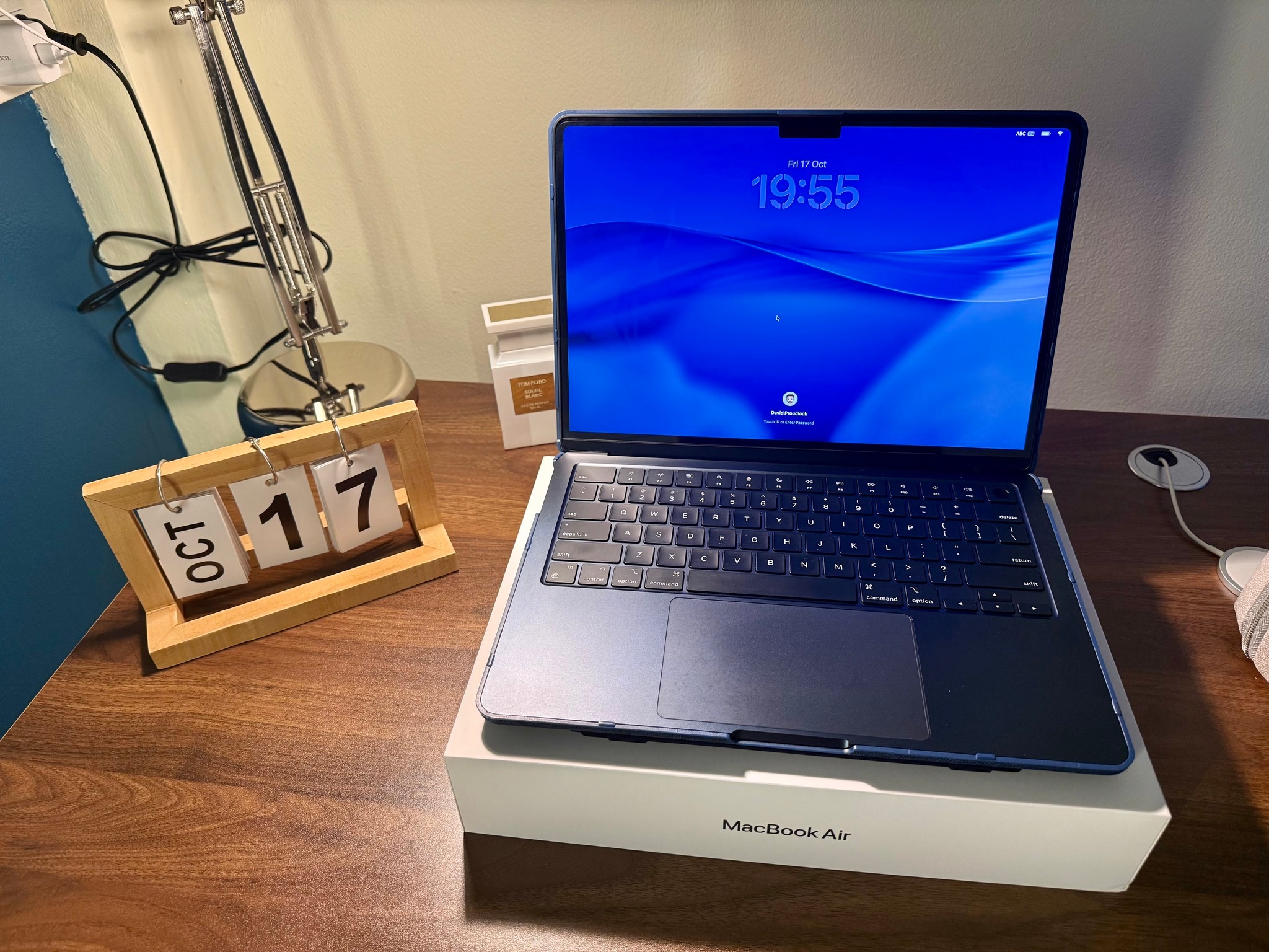 David Mallmate Facebook ad: MacBook Air 13 (M3, 2024), 16GB RAM | 256GB SSD | English…