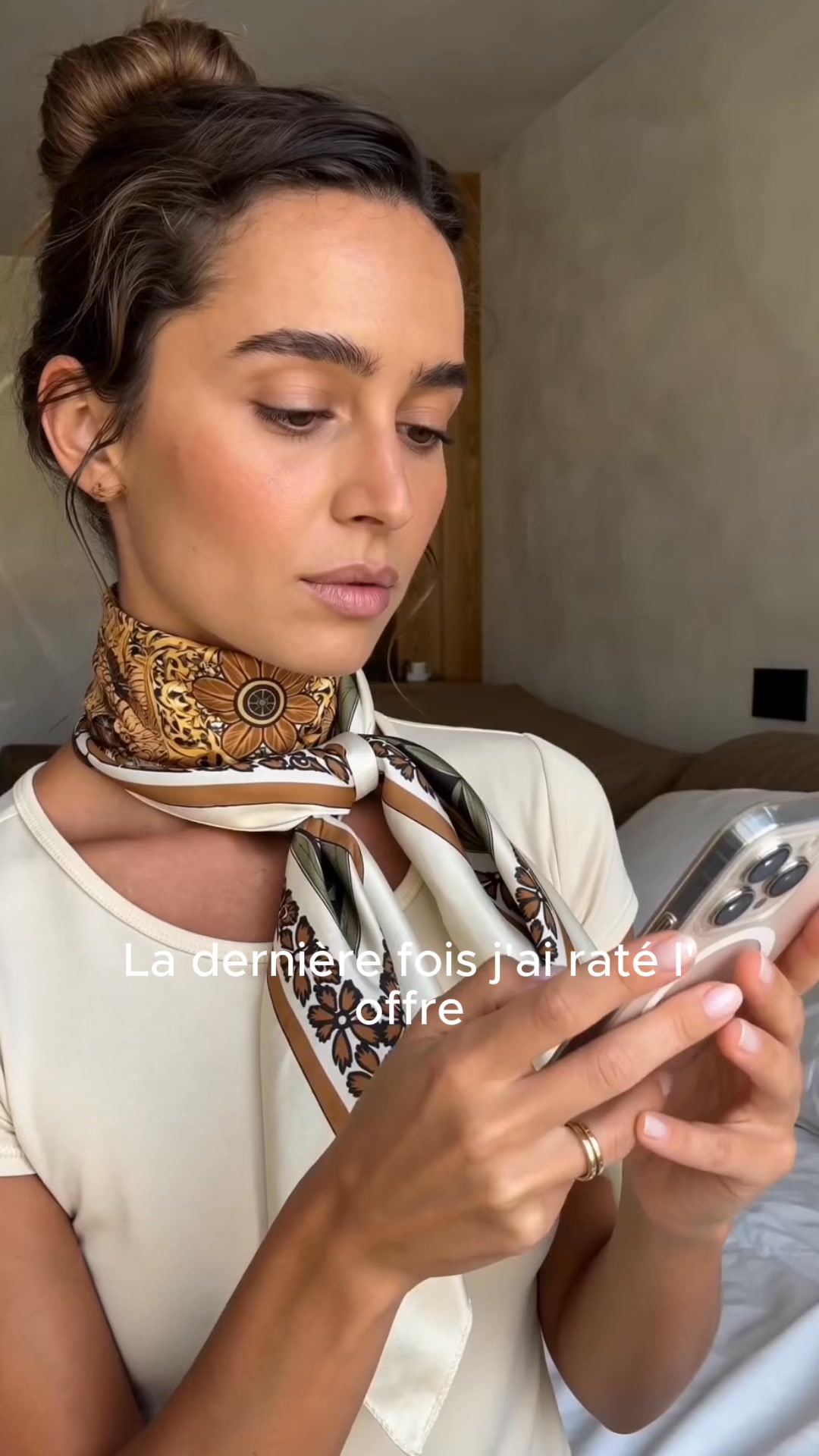 La Parisienne Facebook ad: Votre signature commence ici.