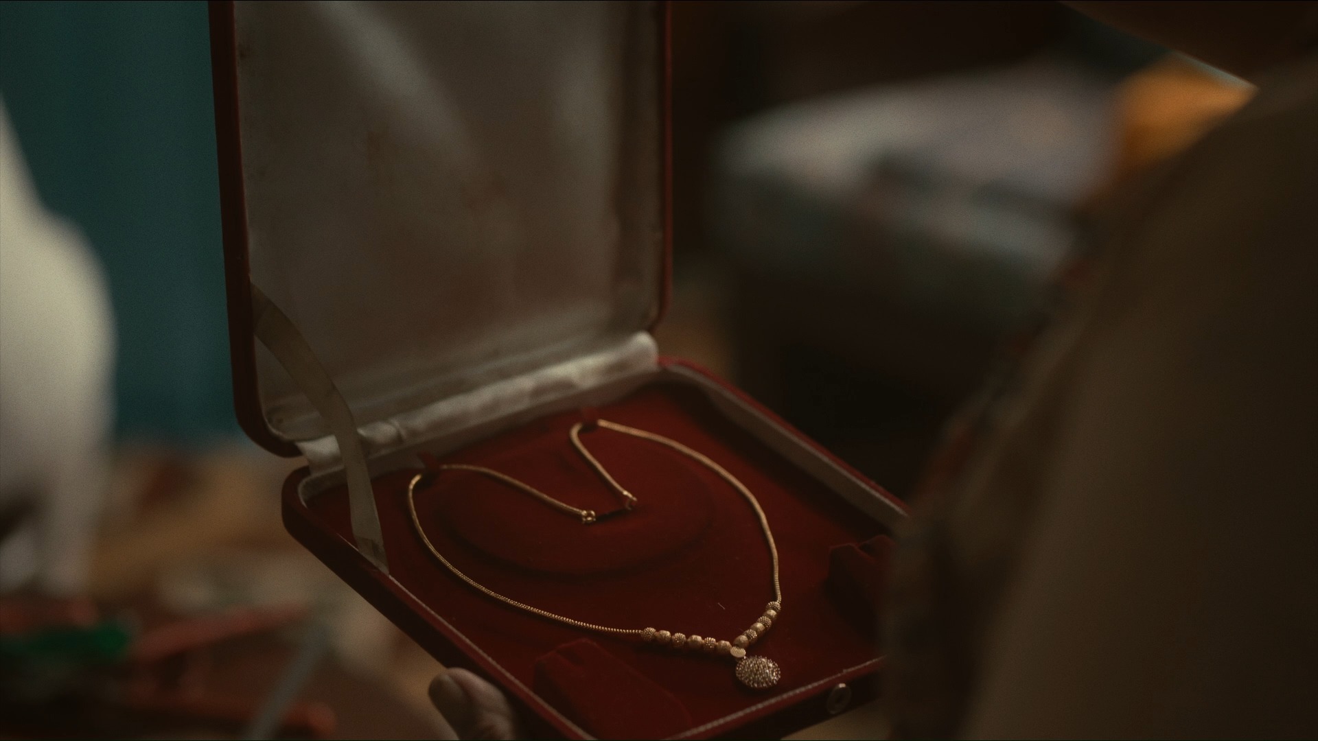 New one Facebook ad: Some pieces of gold are more than jewellery…