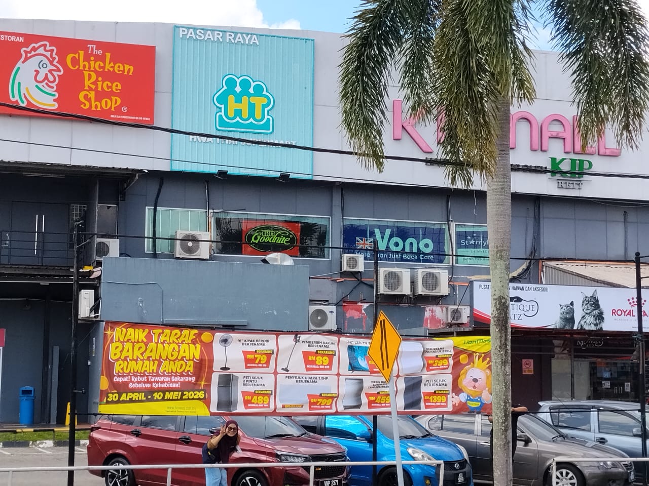Lionmas Furnishers HQ Facebook ad: Home Clearance Deals @ Lionmas KipMall Kota Tinggi