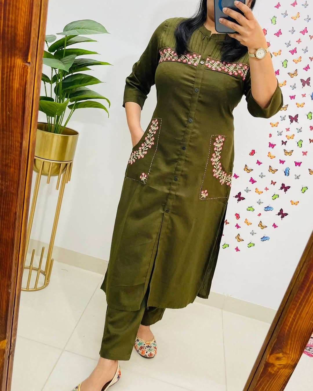 Mudra Fashion Facebook ad: Free Delivery Min.