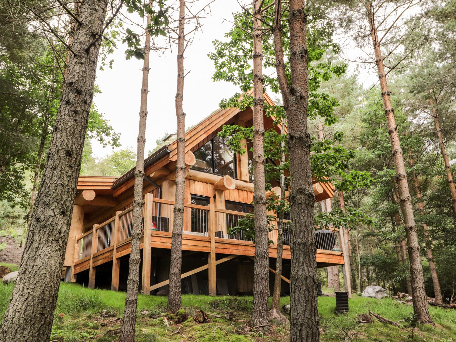 logcabinsscotland.net Facebook ad: logcabinsscotland.net - 100's of Scottish Log Cabins Lodges…