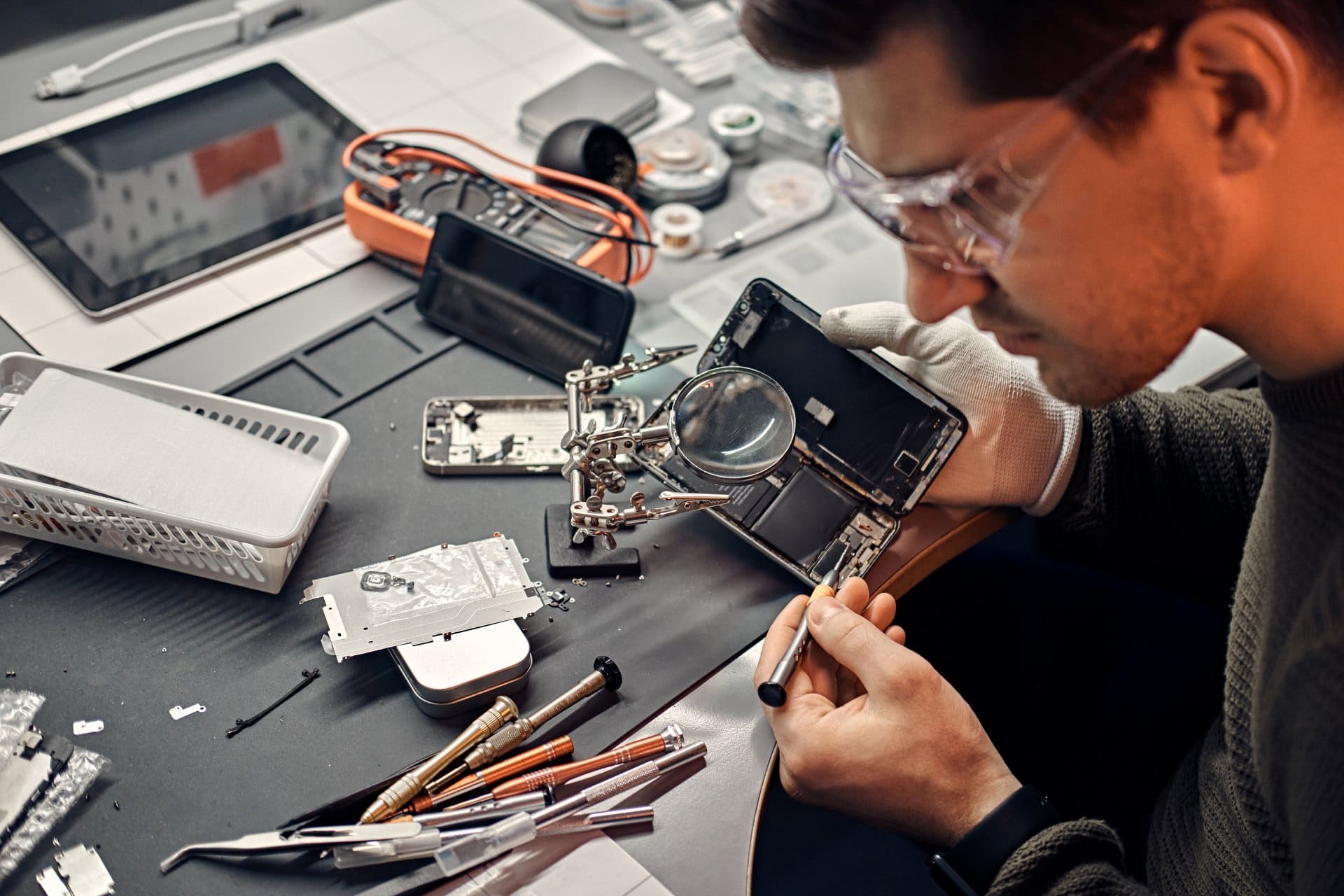 Searcher Guide Facebook ad: Warranty Refurbished Electronics