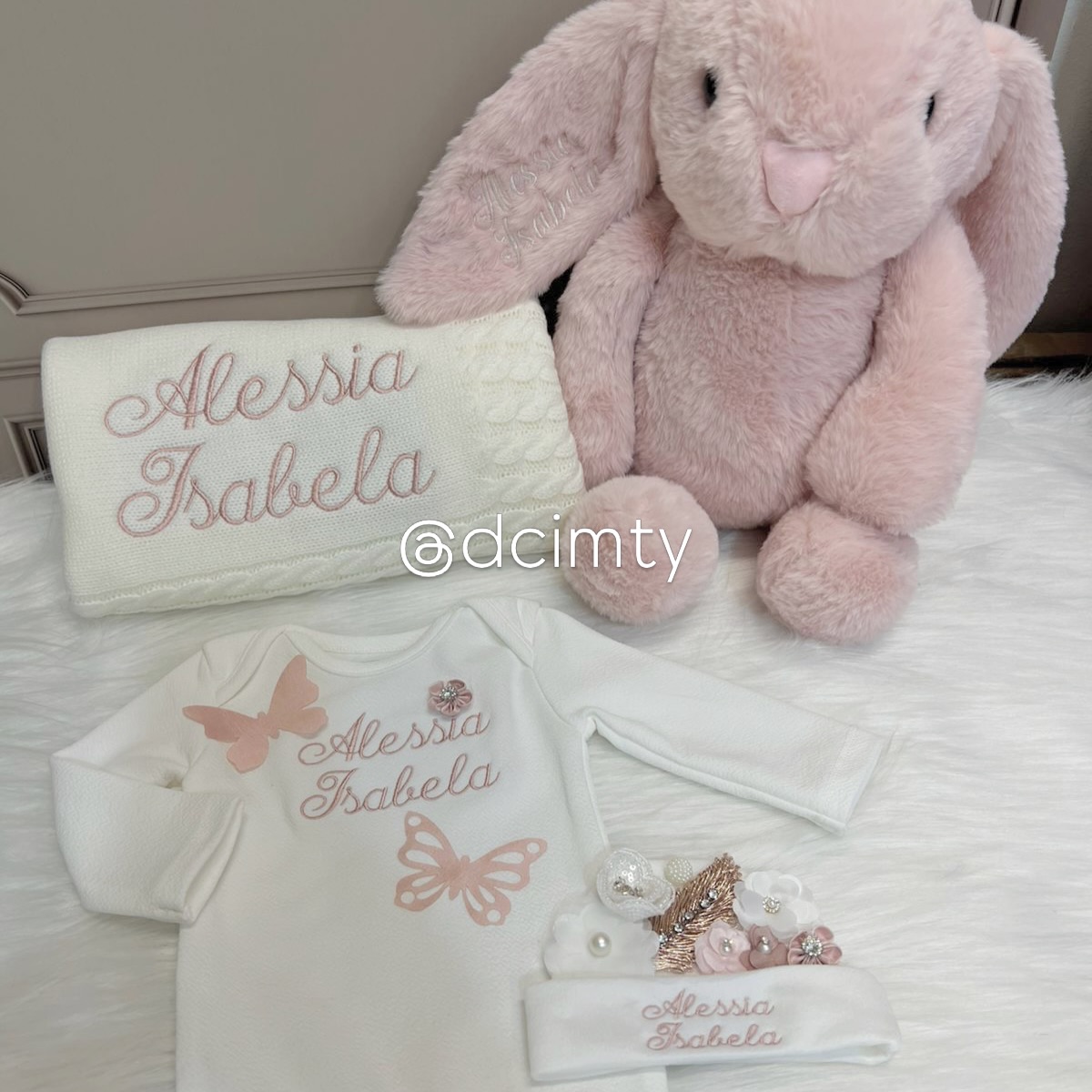 Diseno Creativo Invitaciones Facebook ad: Nuestros kits de bienvenida son ideales para recibir…