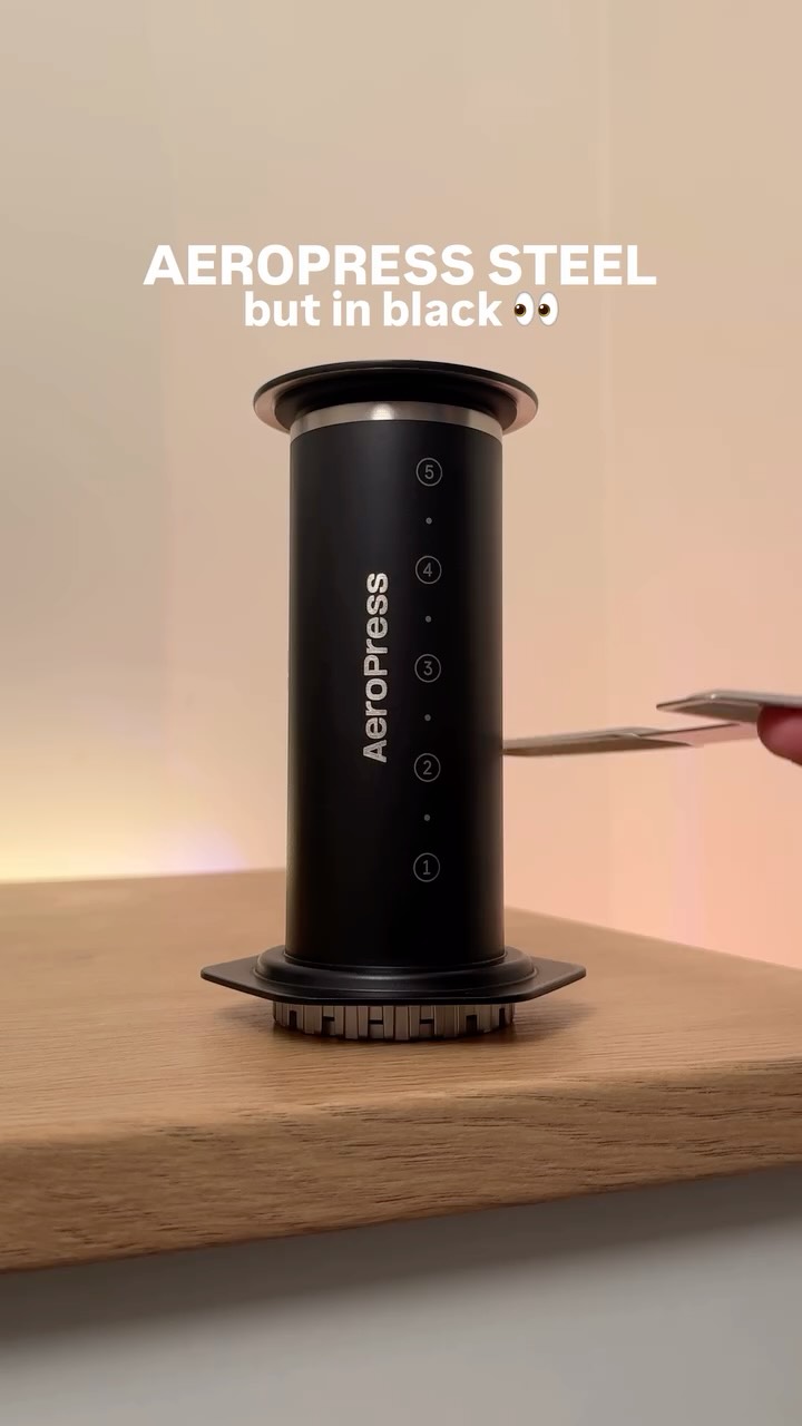 AeroPress Facebook ad: AeroPress de metal en negro…