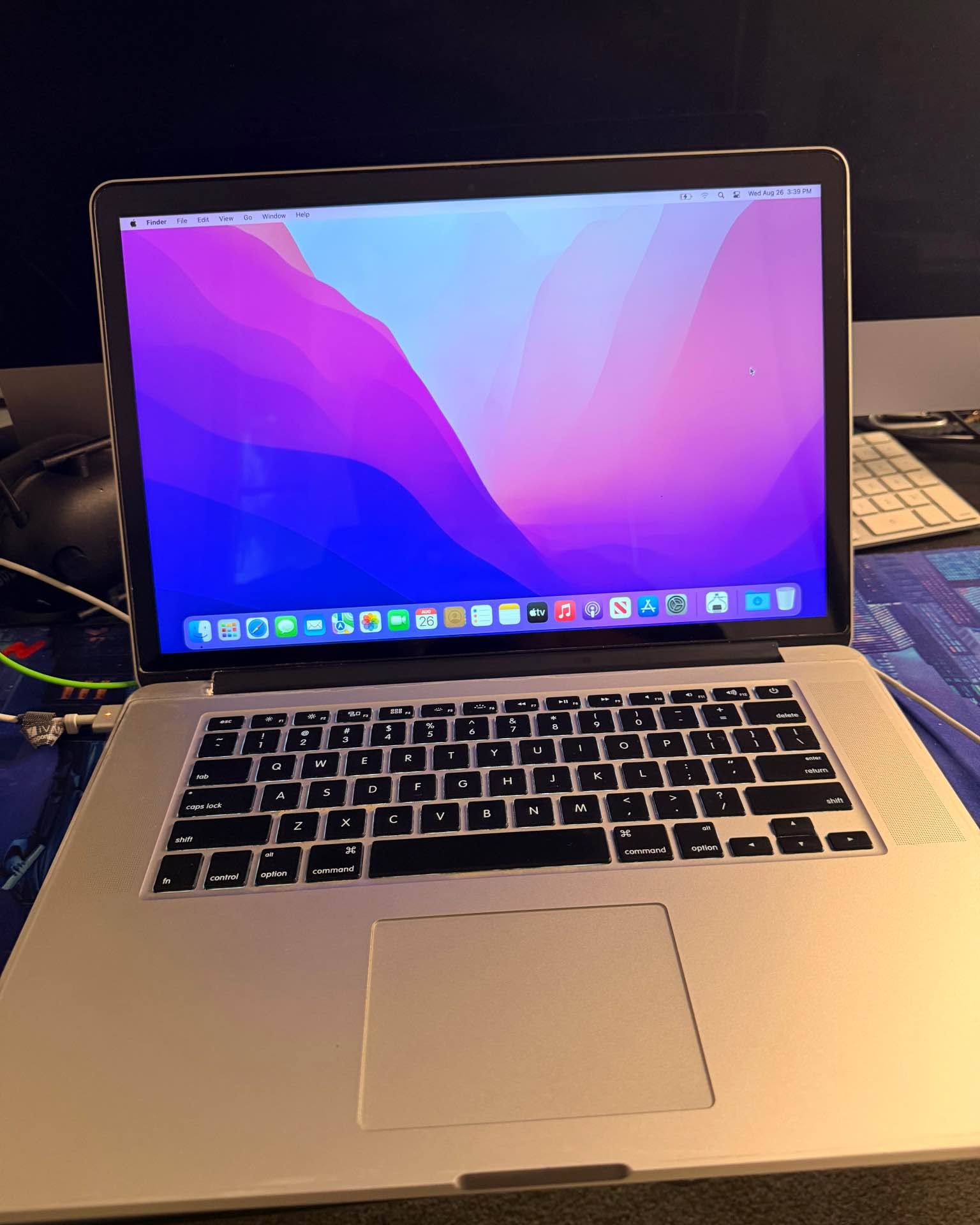 Paulo Giliade Santos Facebook ad: Apple MacBook Pro - Retina, 15-inch, i7 16GB ram