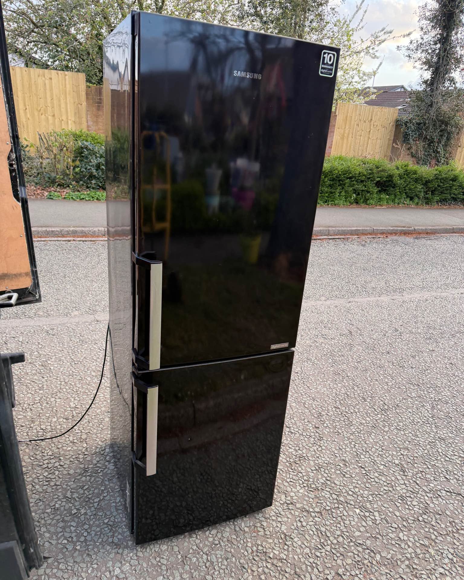 Nicola Jones Facebook ad: SAMSUNG fridge freezer ‘delivery available