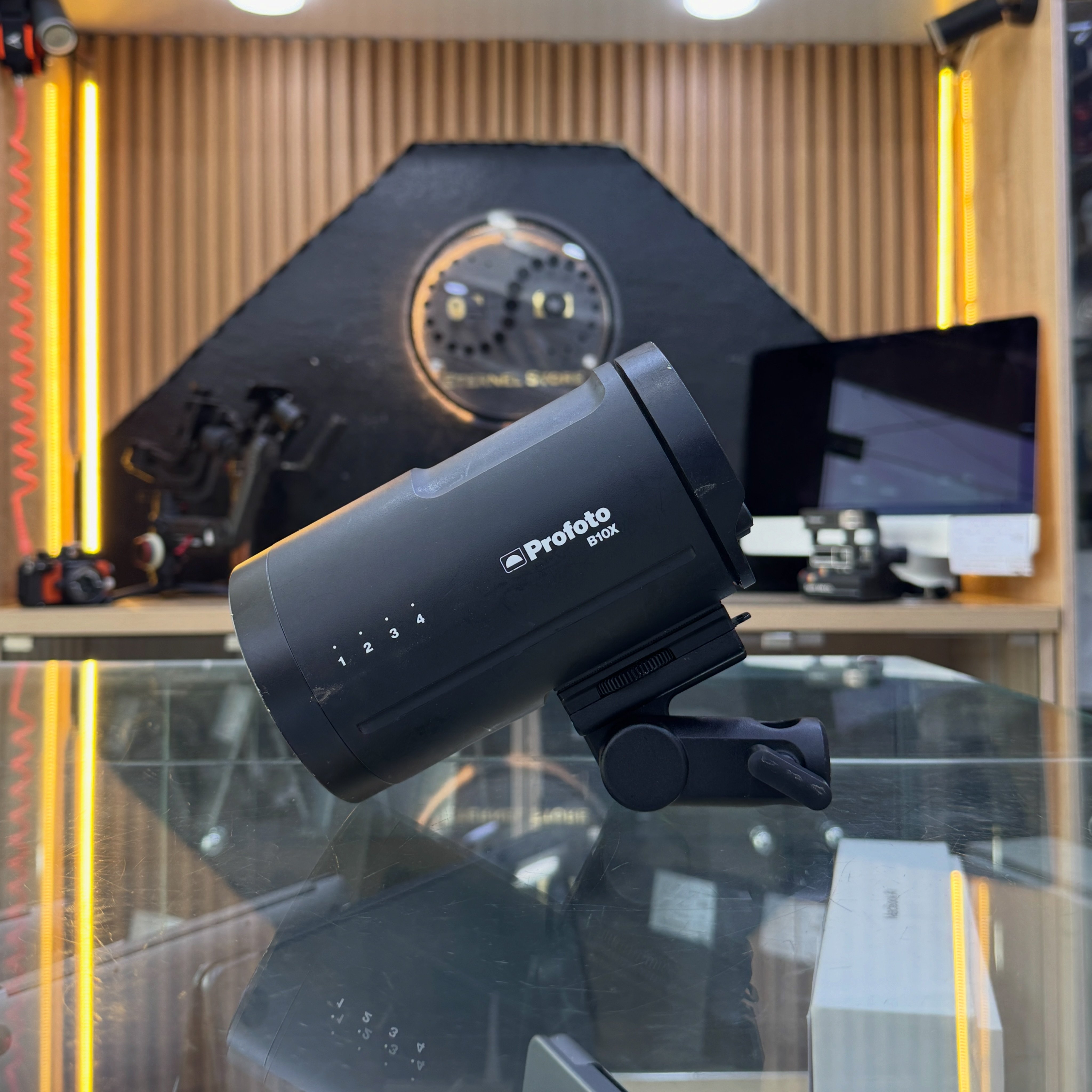 Eternel store Facebook ad: FLASH Profoto B10X en très bon état avec…