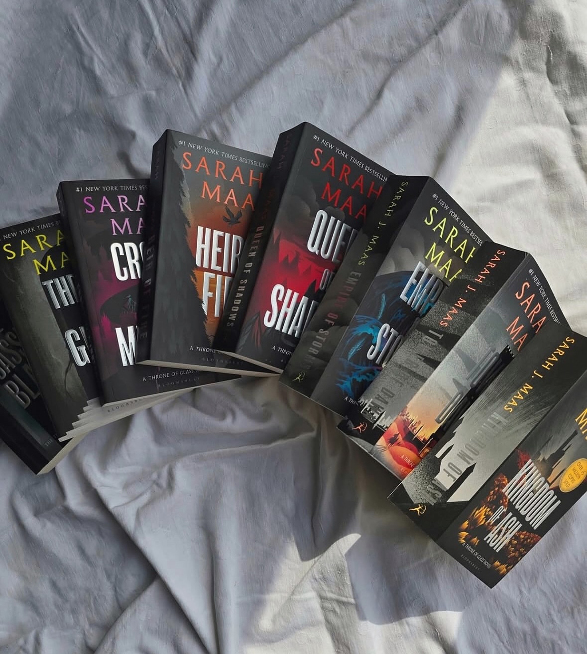 Христина Facebook ad: МЕГАЗНИЖКА на серію THRONE OF GLASS Sarah J.