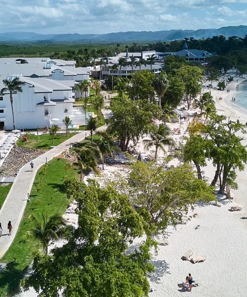 Francorosso Facebook ad: Tanzania, Maldive, Grecia, Baleari: ogni destinazione è una…