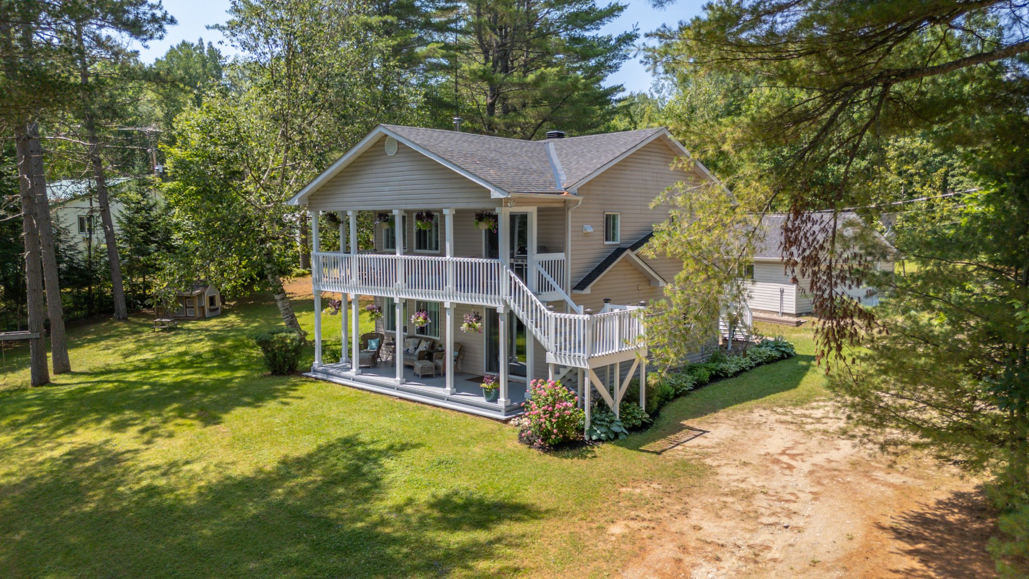 Catherine Houlden Facebook ad: 3 beds 2 bathrooms, House