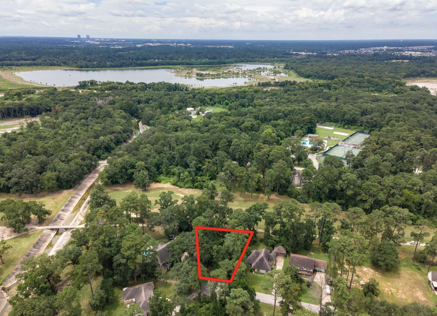 Jasmin Lye - Texas Realtor Facebook ad: 135 Jeb Stuart Ln, Conroe, TX 77302 - HAR.com
