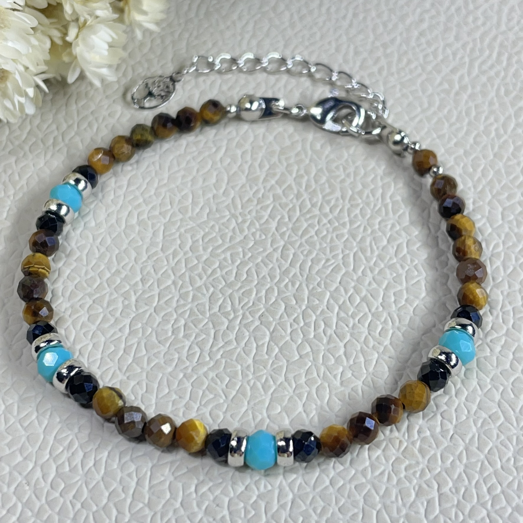 Pulseirismo Facebook ad: Pulseiras pedras naturais e minimalistas