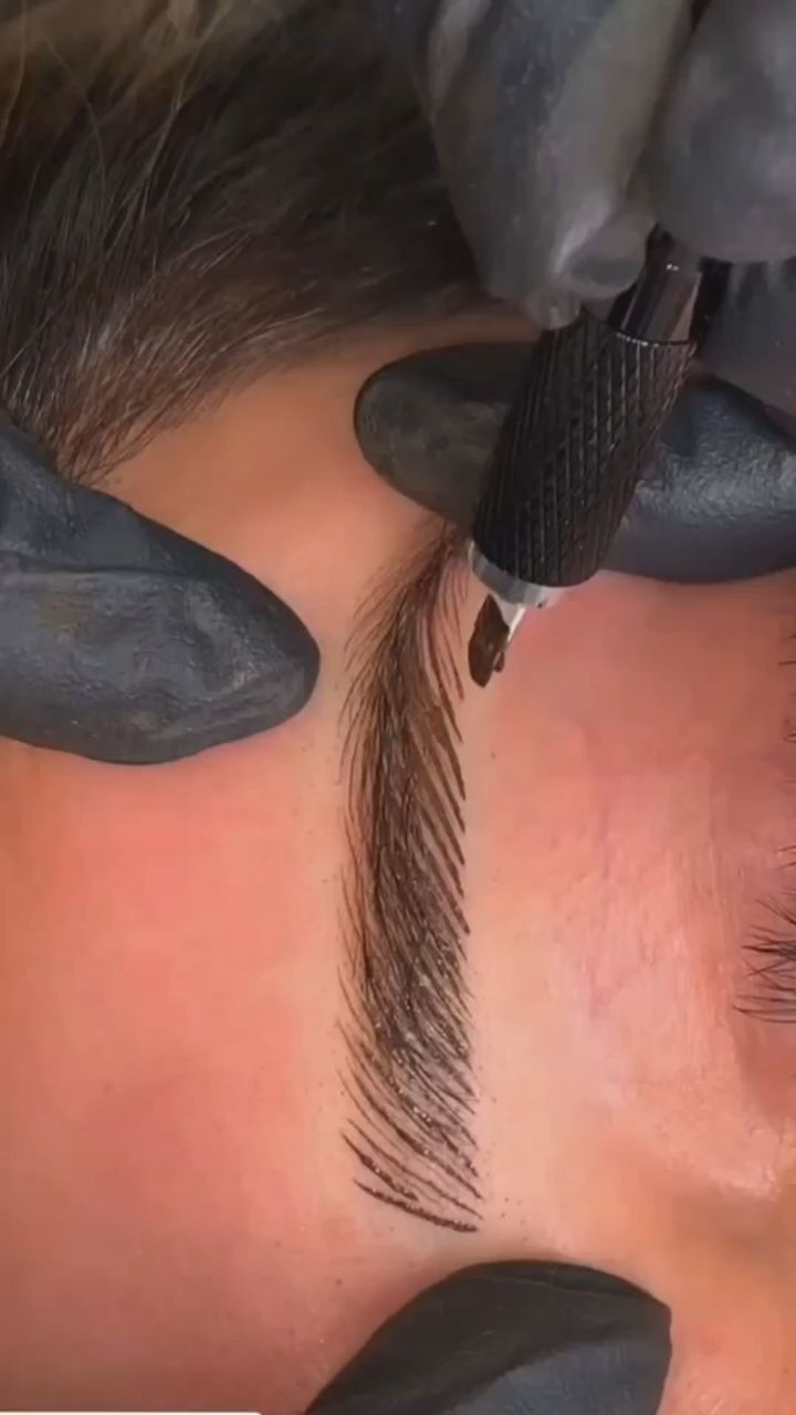 Violeta Lash Facebook ad: Cejas perfectas, naturalmente