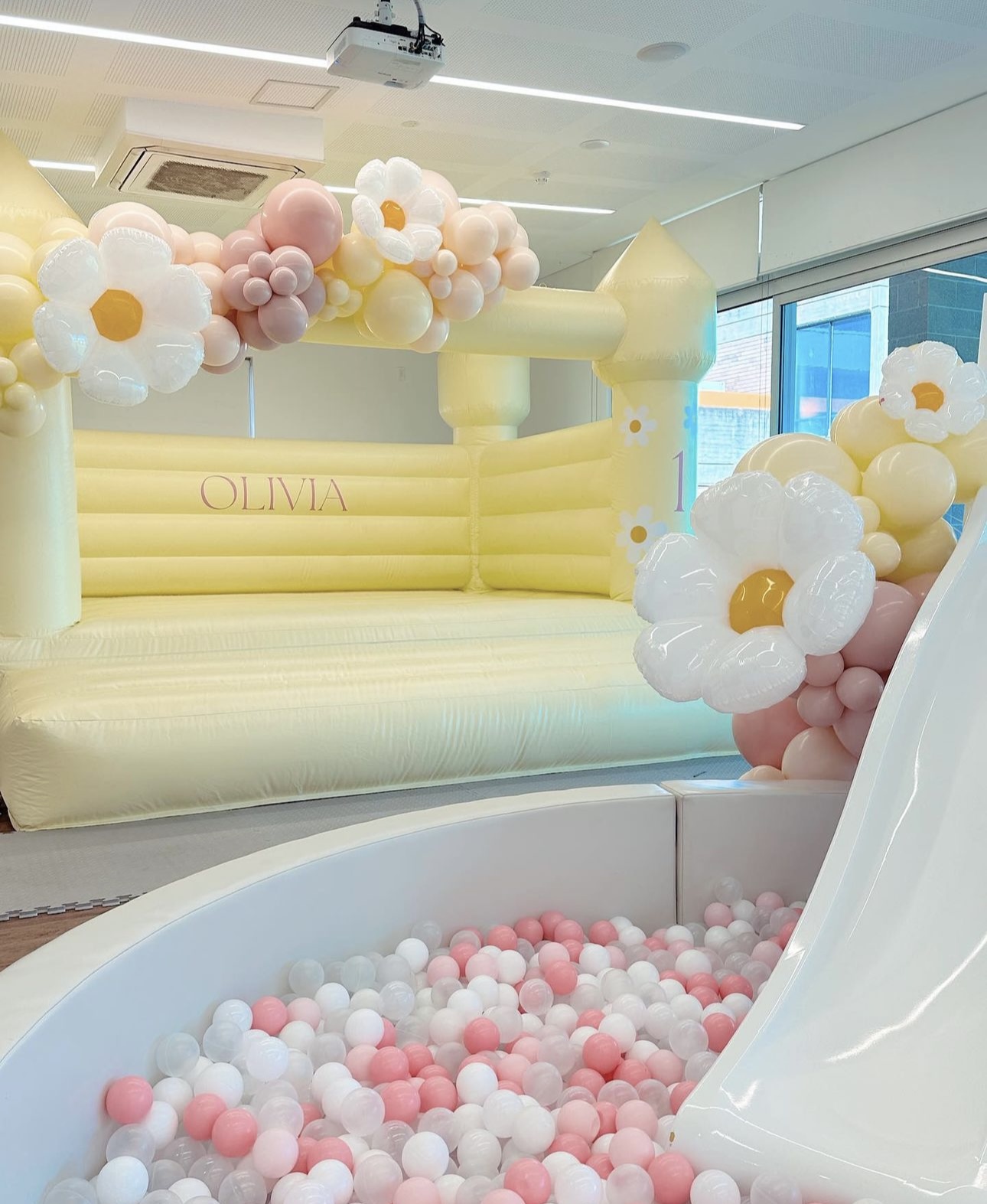 Bounce O Rama - AU Facebook ad: Sydney Jumping Castle Hire | Luxury Soft Play Hire |…