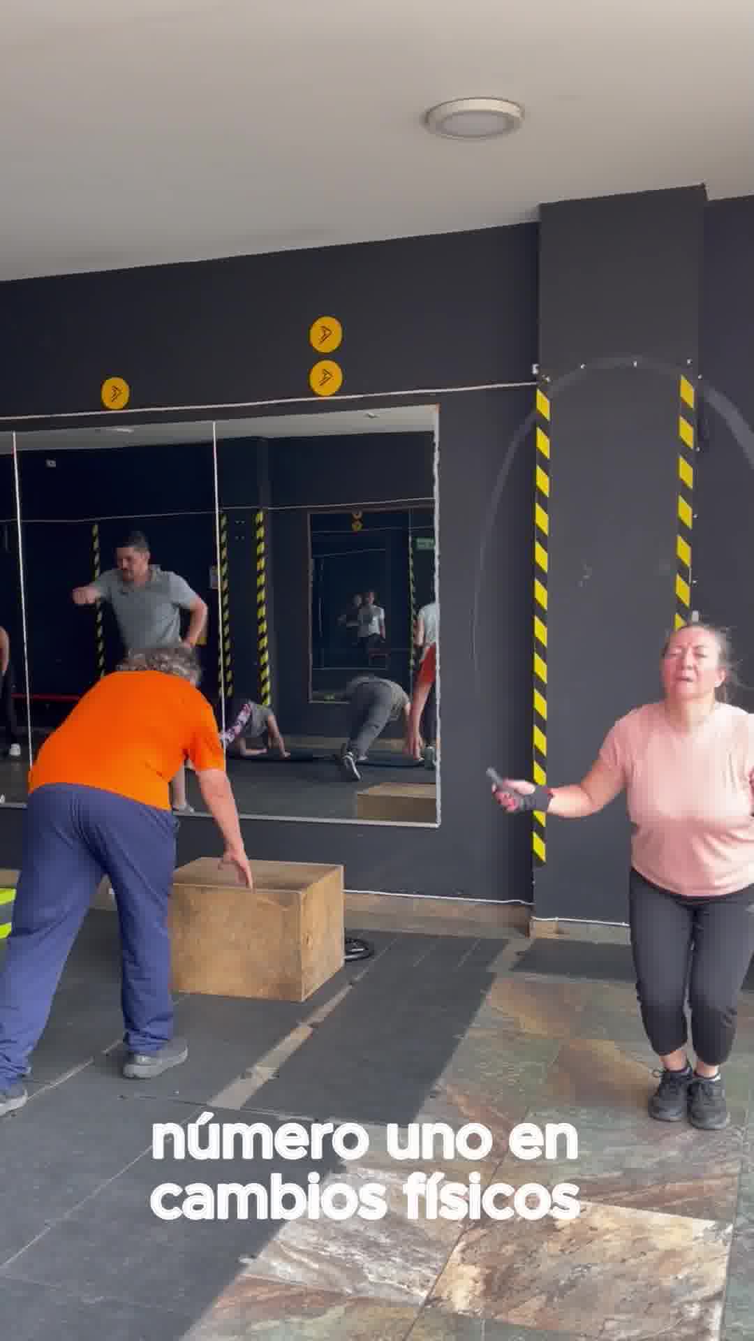 Zona fit power Facebook ad: Chatea con nosotros