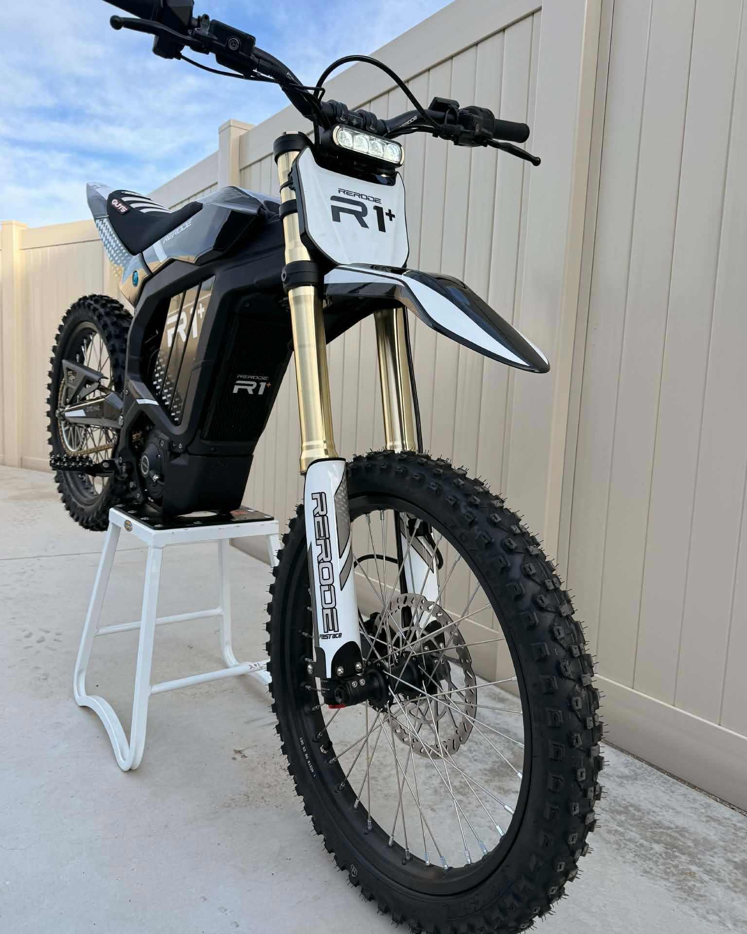 Zeljko Mijatovic Facebook ad: Rerode R1 Plus, not a SurRon Talaria 79Bike Eride Pro