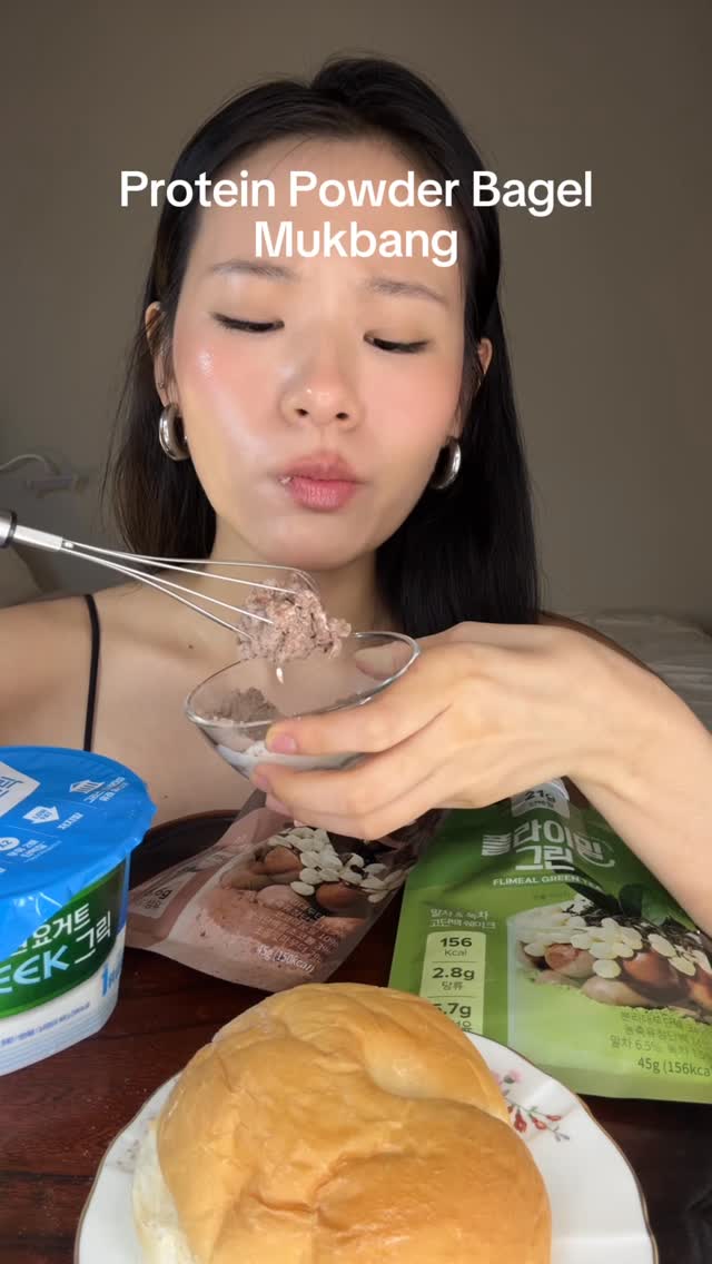 mayaya.kimmm Facebook ad: Comment ‘link’ and I’ll share the yummiest protein…