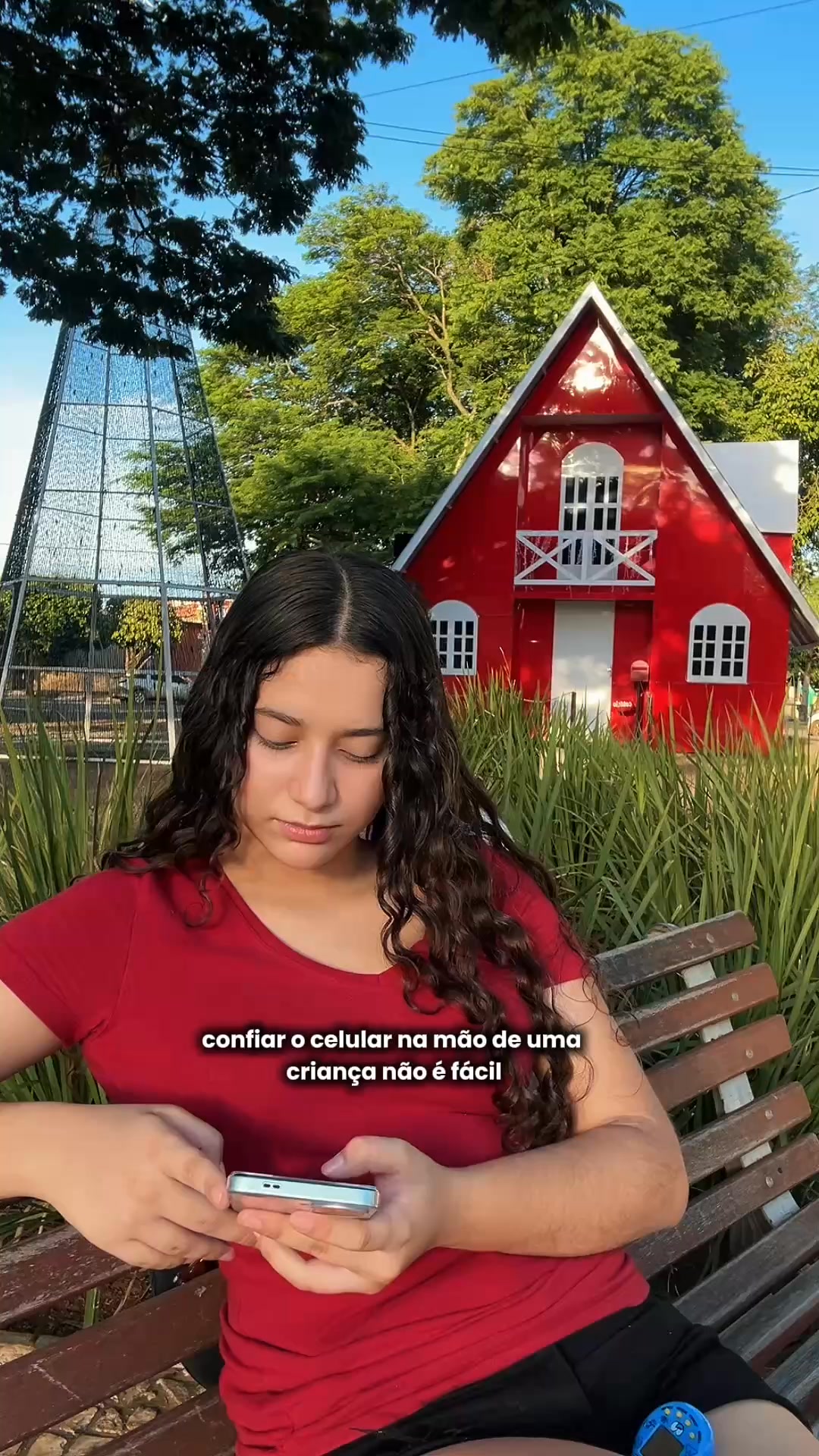 Qustodio Facebook ad: Guie e proteja a experiência digital dele