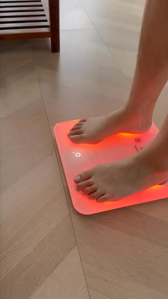 Loungon home Facebook ad: Step on the scale and see just a…