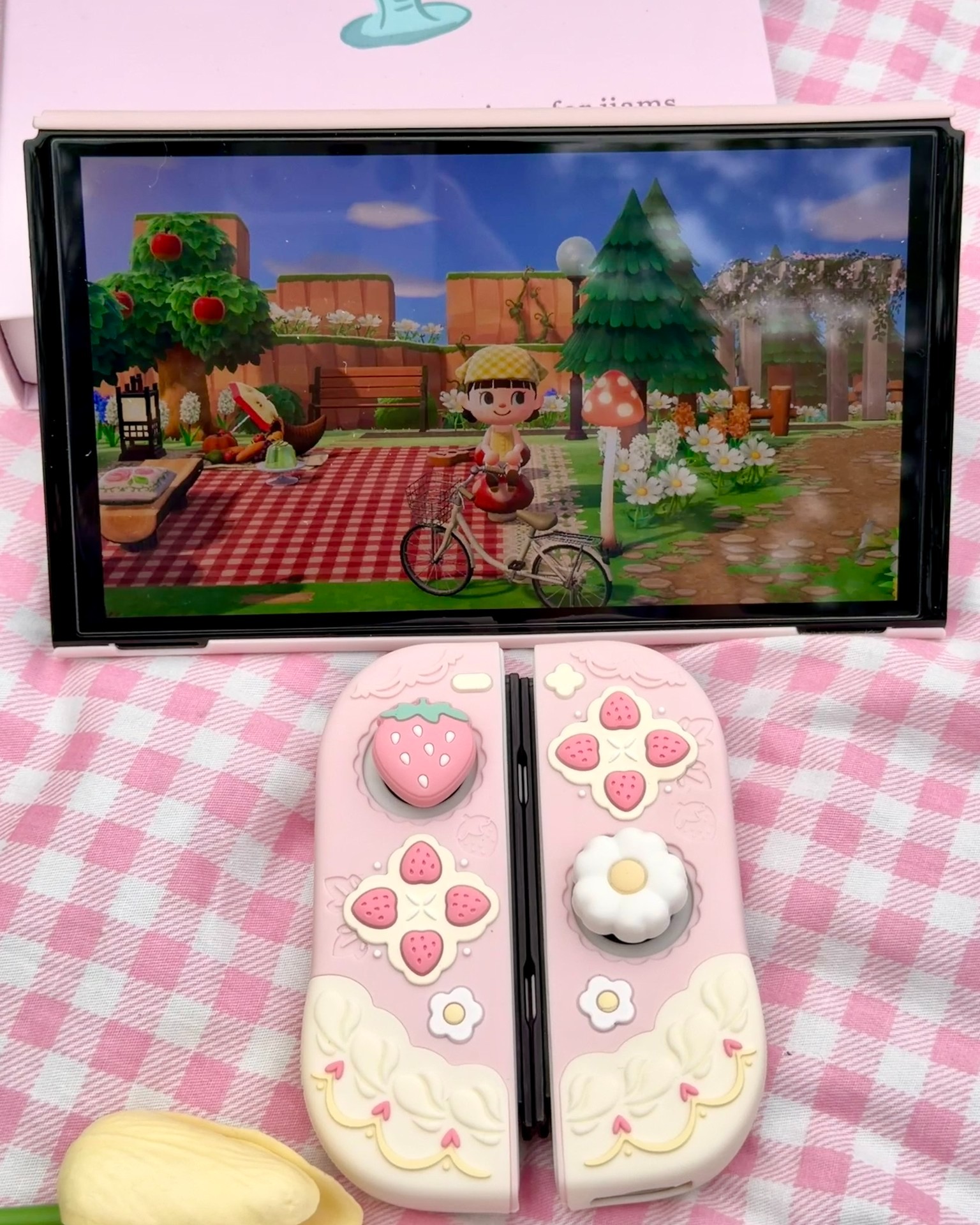 GeekShare Plus Facebook ad: Cream Strawberry Silicone Protective Case is really…