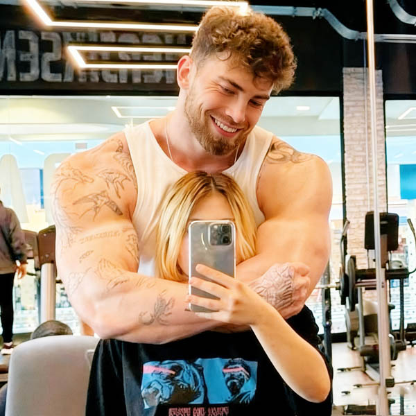 Shannon Hyland Tommy Facebook ad: ��Click to Read on More Spicy chaptersr �