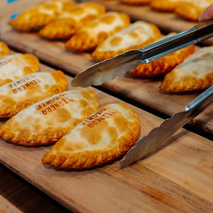 Nazca Empanadas Facebook ad: Ouverture officielle de Nazca Empanadas à Wavre!