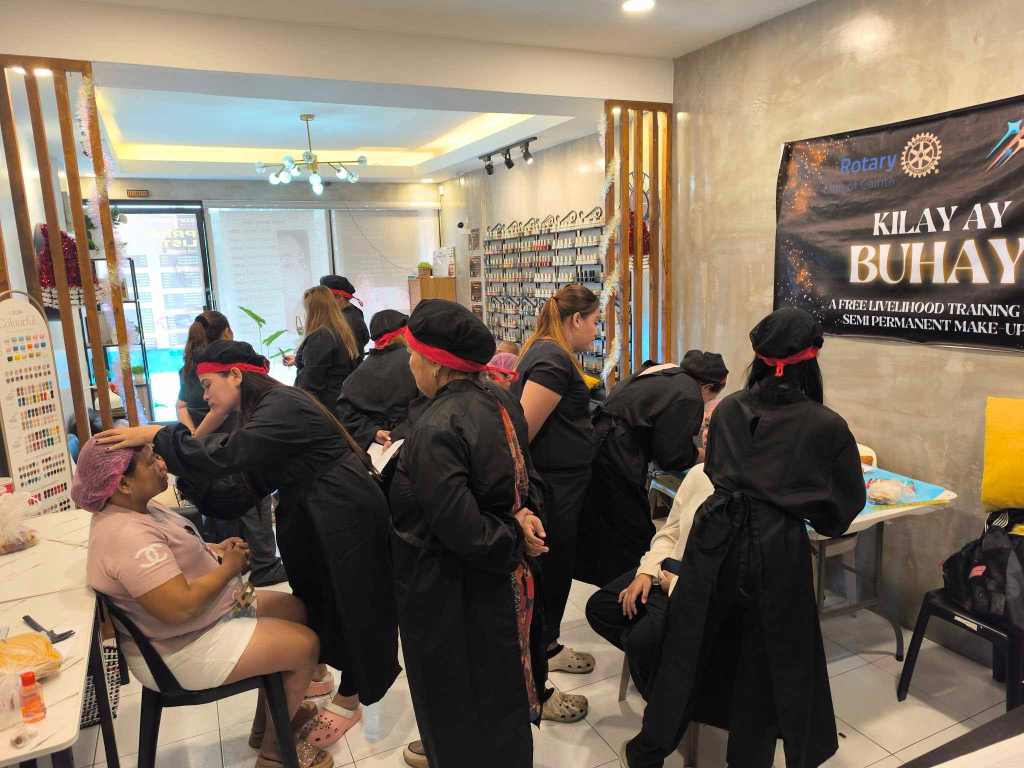 Gem's Advance Aesthetic Training Center Facebook ad: Chat in Messenger