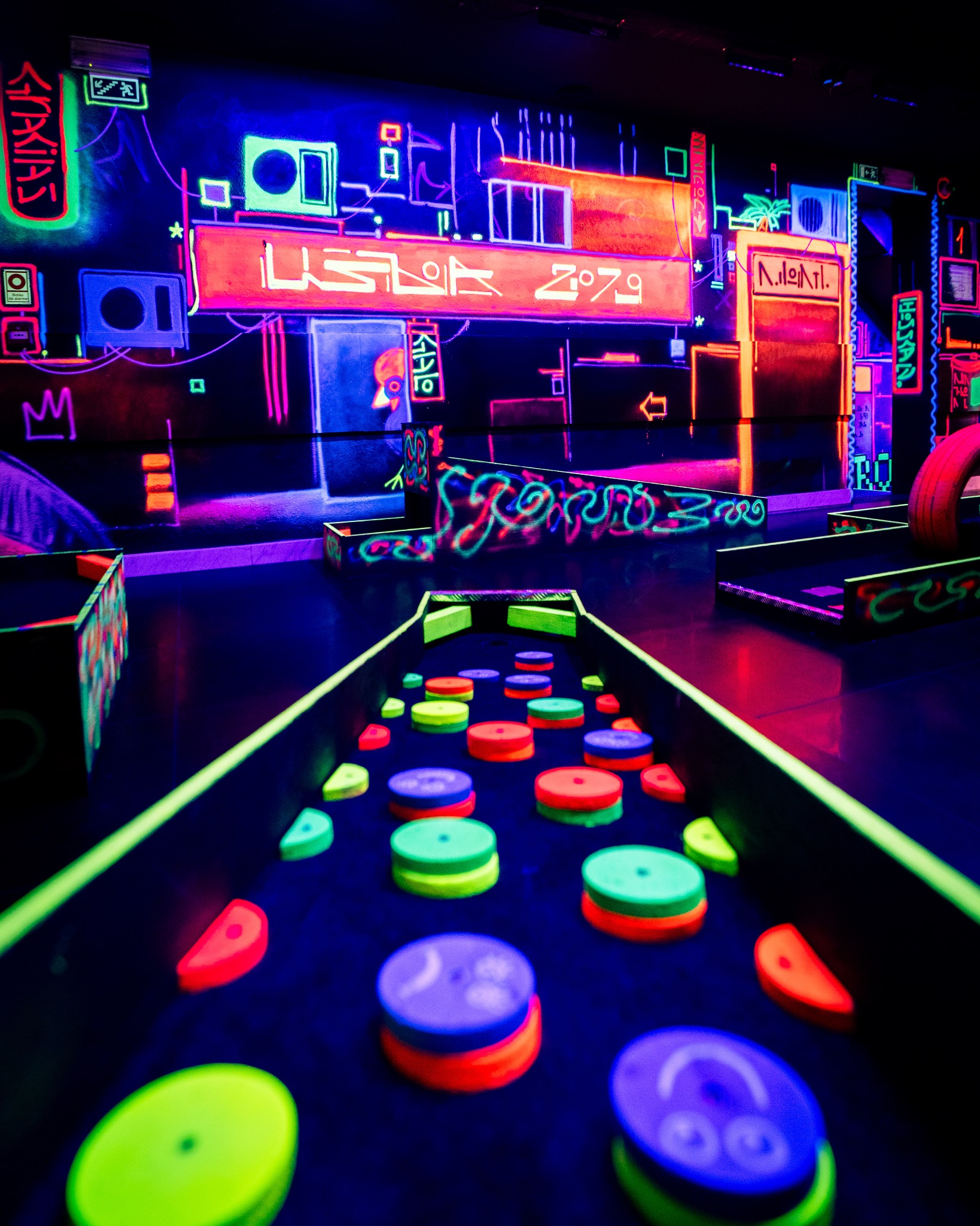 Neon Minigolf - Lisbon Facebook ad: Lisbon’s brightest indoor UV experience!