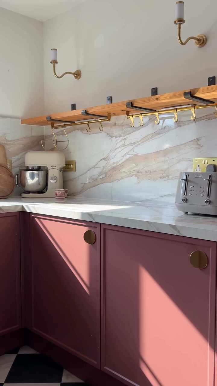 Wren Kitchens Facebook ad: Download a free Brochure