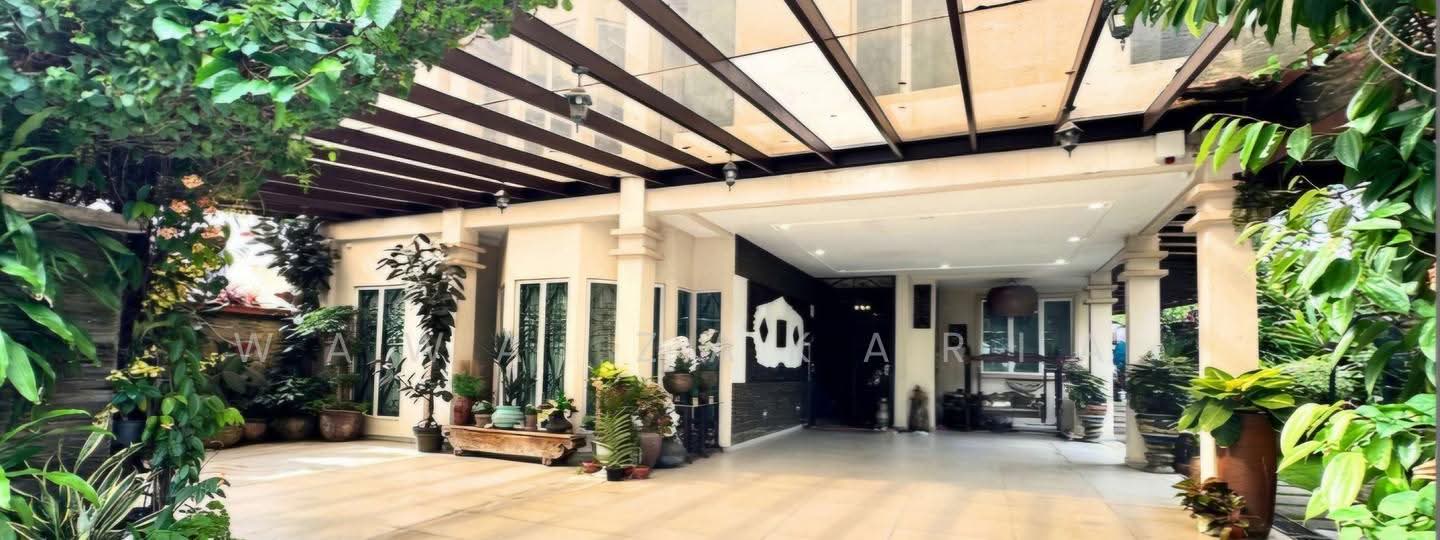 iProperty.com.my Facebook ad: Looking to buy a property in a city…