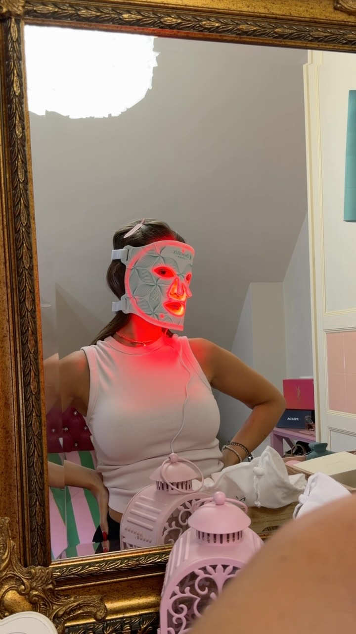 C h i c c a Facebook ad: LED therapy direttamente a casa