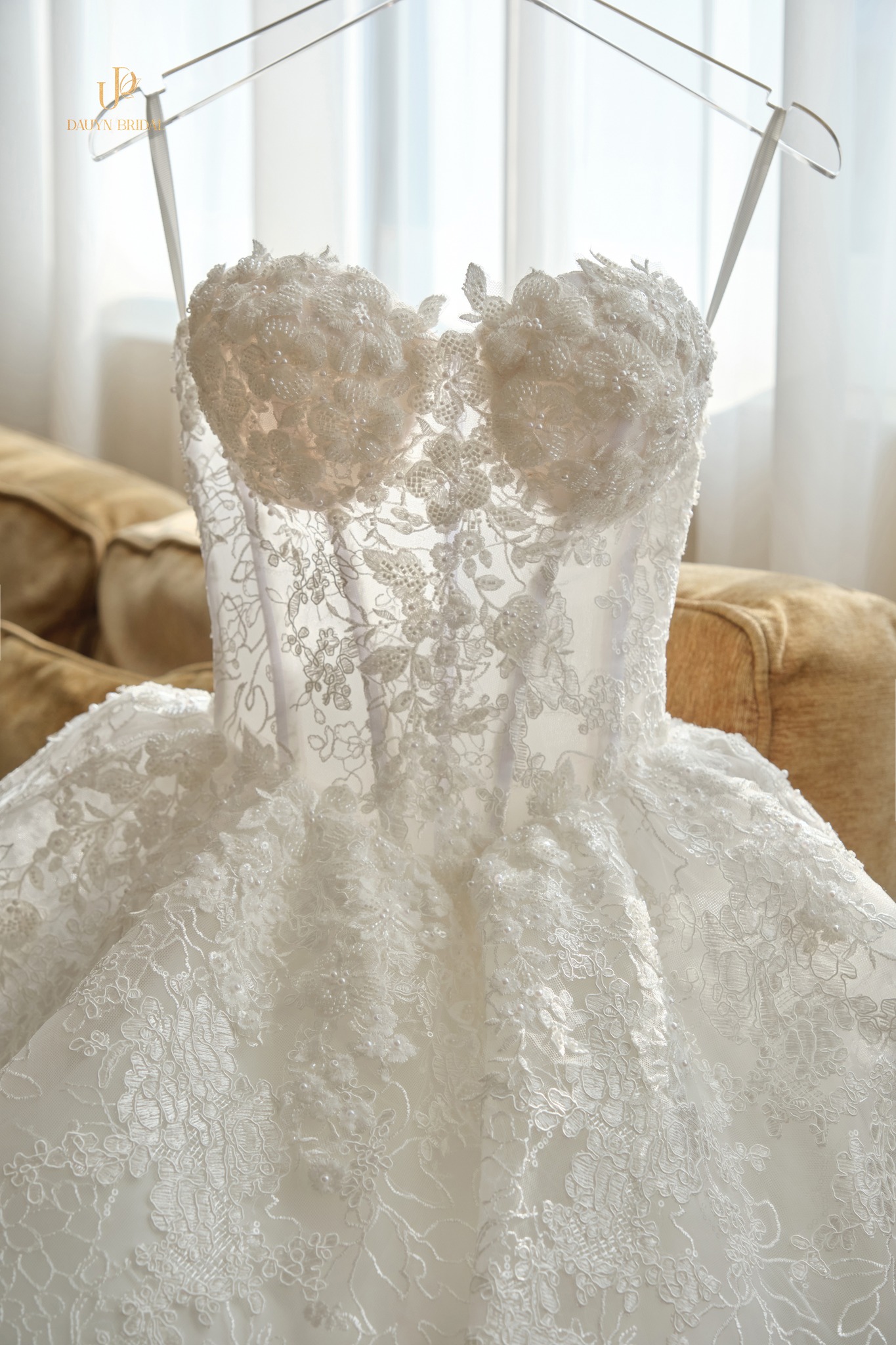 Dauyn Bridal Facebook ad: 𝐶ℎ𝑖𝑒̂́𝑐 𝑣𝑎́𝑦 𝑐𝑢̛𝑜̛́𝑖 𝑑𝑖̣𝑢 𝑛𝑔𝑜̣𝑡…