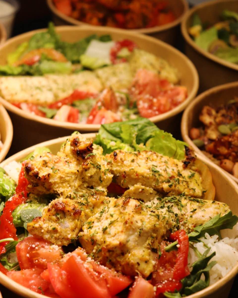 ਵਾਰਿਸ ਮਿੱਟੀ ਦੇ Facebook ad: Healthy meals, 3 meals everyday delivered to your doorstep.