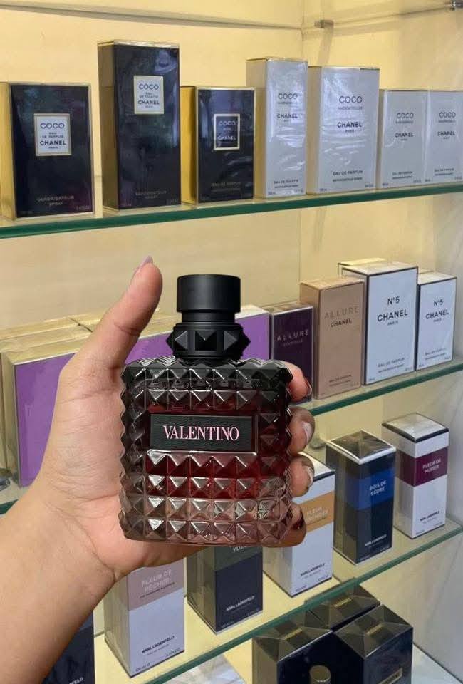 AURA Perfume Facebook ad: 30% discount+deli freeအစီစဉ်လေး လာပါပြီဗျ