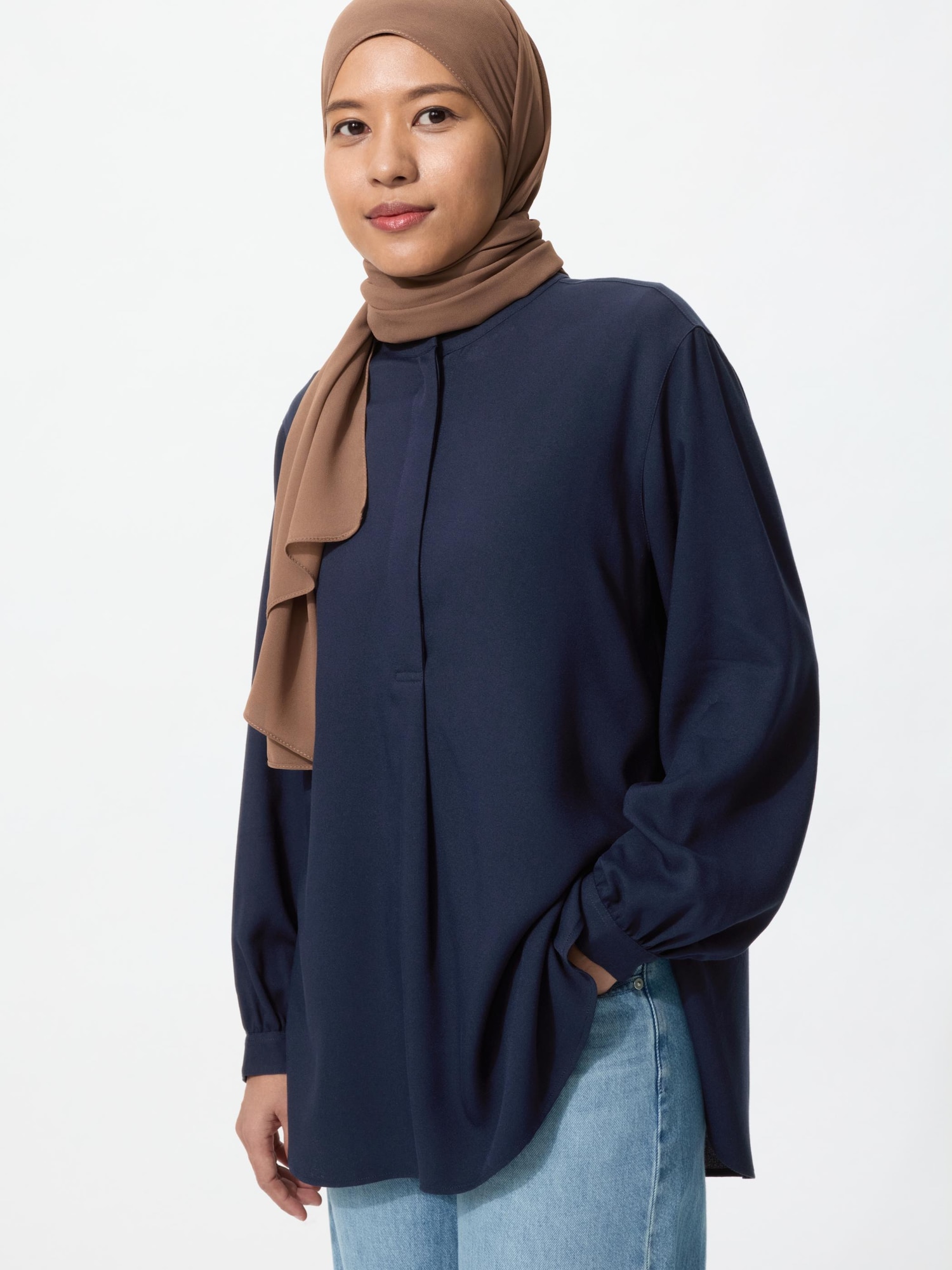 Uniqlo Indonesia Facebook ad: Belanja koleksi Modest Wear di UNIQLO App.