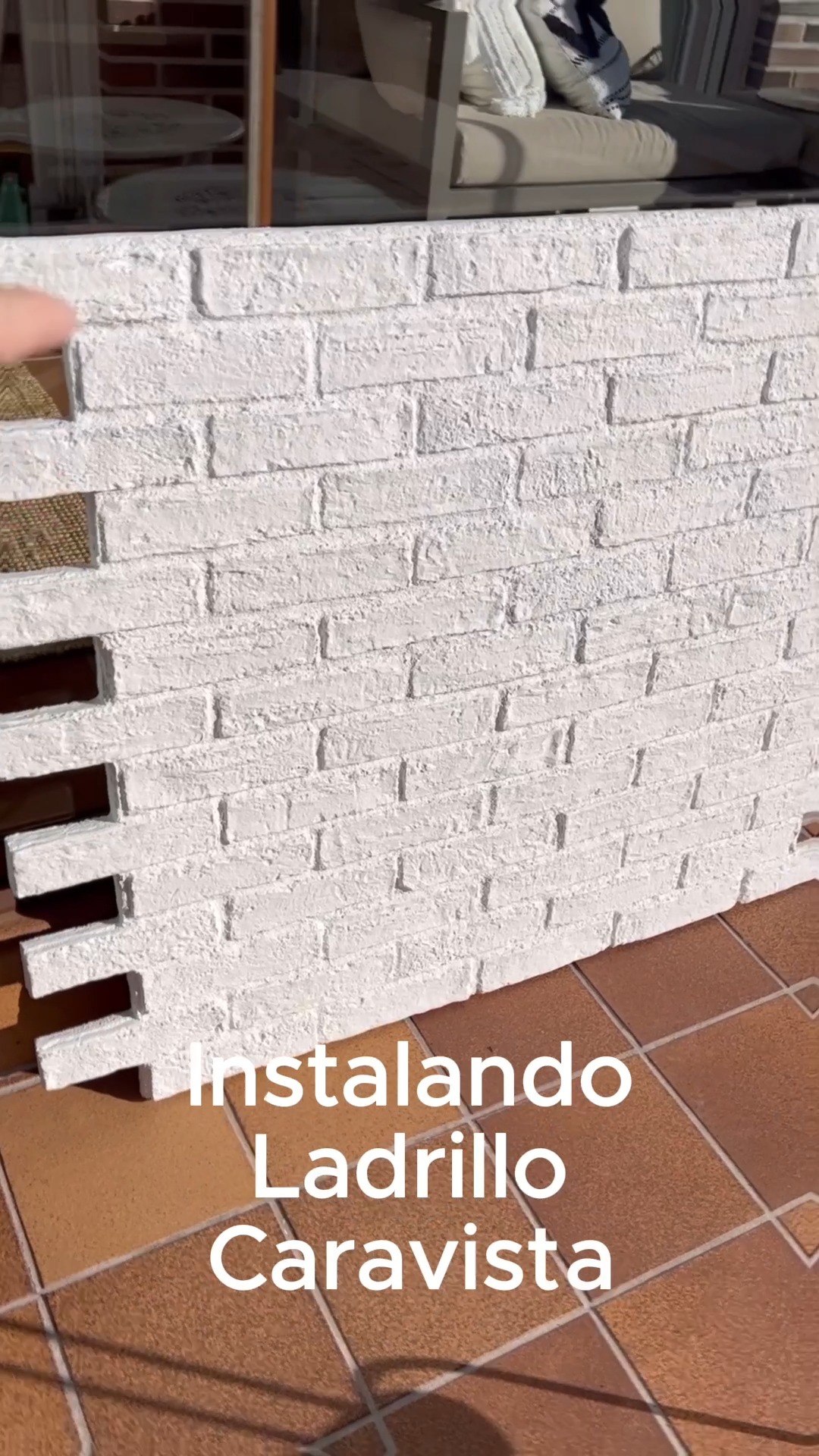 Bricopol Facebook ad: Transforma tus espacios con estilo y luminosidad
