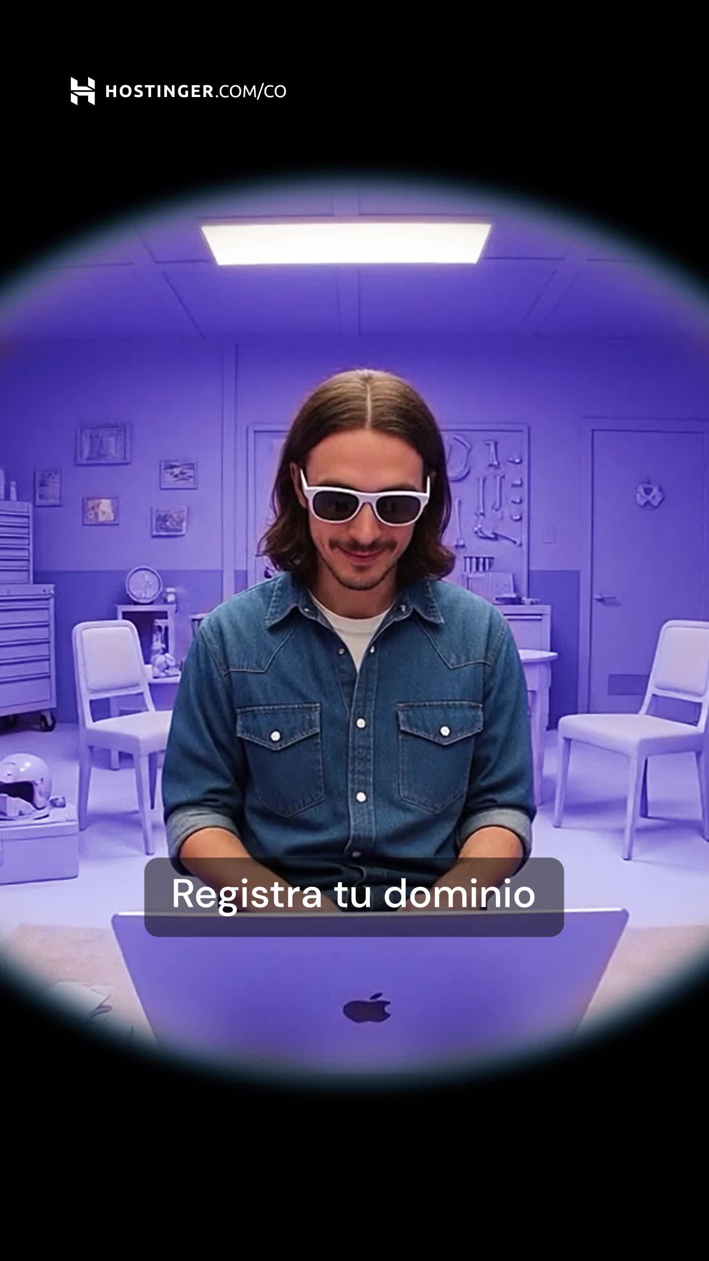 Hostinger Facebook ad: Destaca con un nombre de dominio único