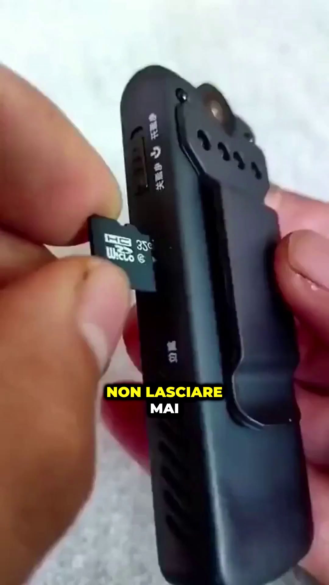 Vigoexpress Facebook ad: Una videocamera professionale nella tua tasca!