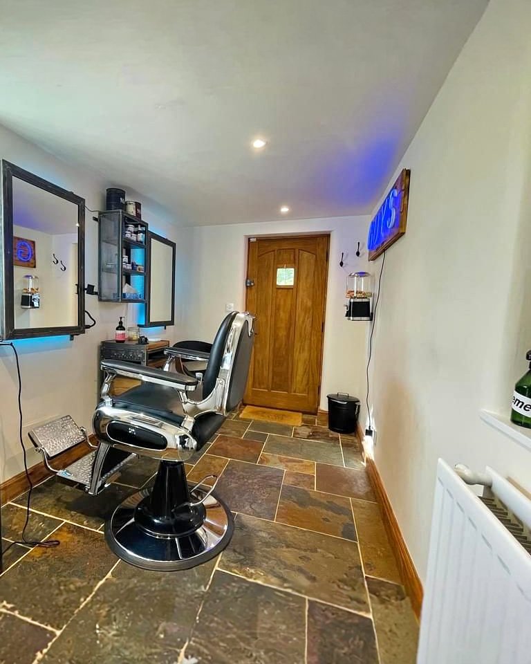 Guys Barber Shop Facebook ad: Chat in Messenger