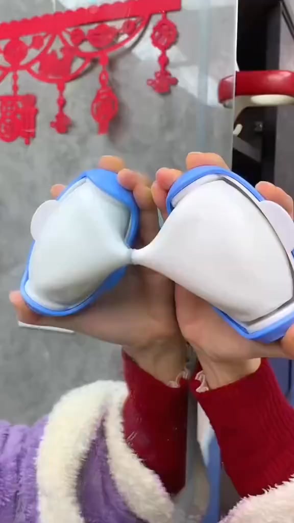 One-Two-Shop Facebook ad: Penguin Reusable Lint Roller, Clean in One Roll!