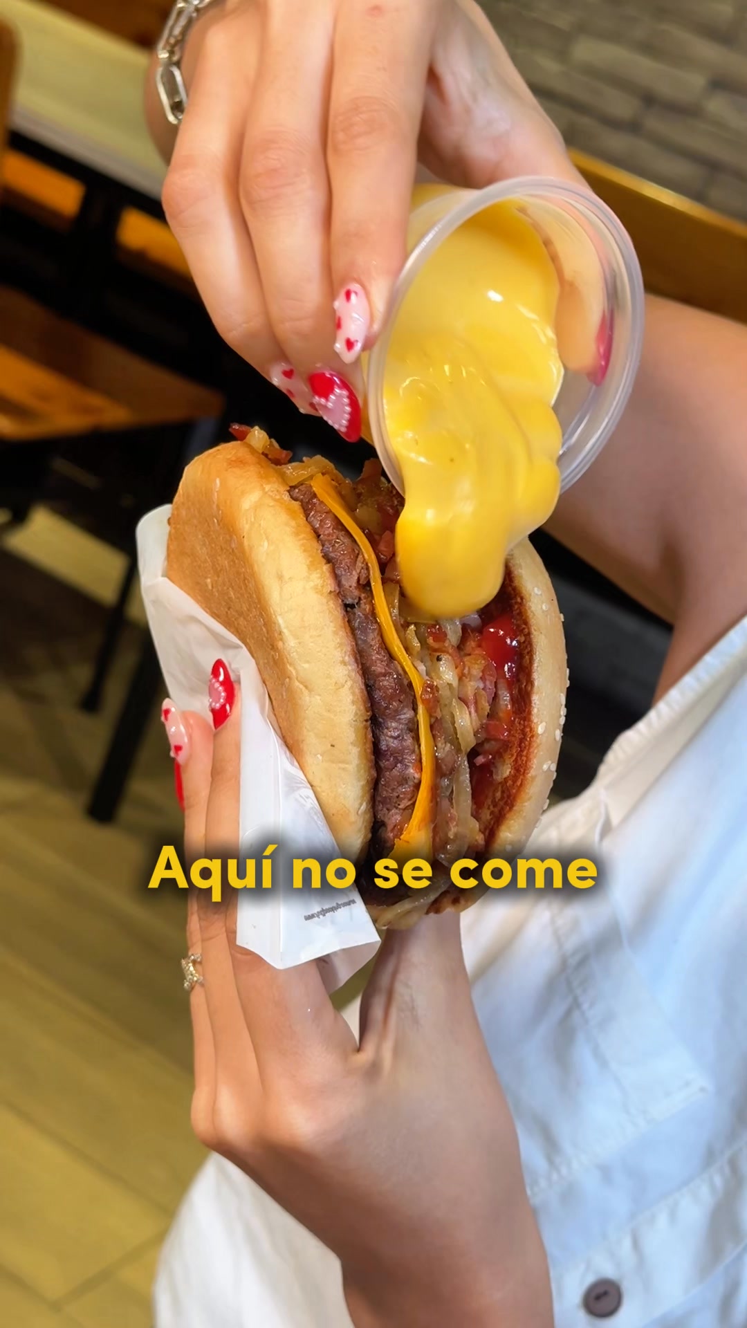 Hamburguesas El Corral Ecuador Facebook ad: Date un Gusto!